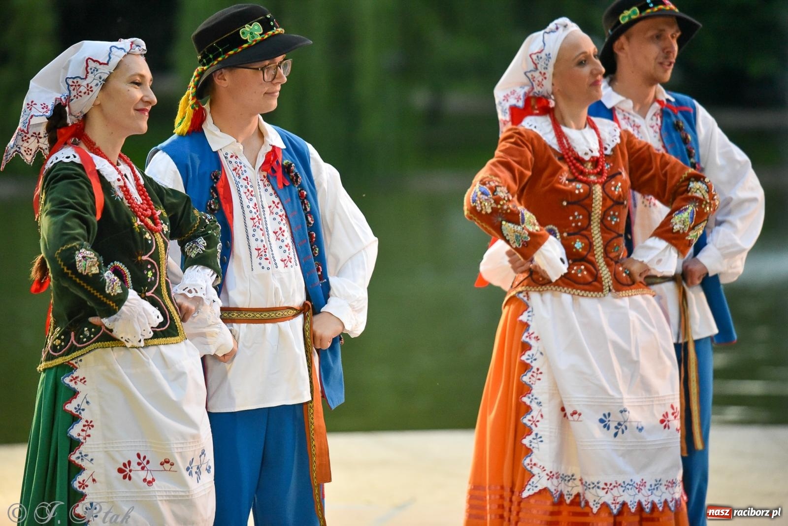 Zdjęcie w galerii na portalu naszraciborz.pl: W poszukiwaniu kwiatu paproci. Noc Świętojańska w parku im. Miasta Roth [FOTO i WIDEO] wiadomości z regionu