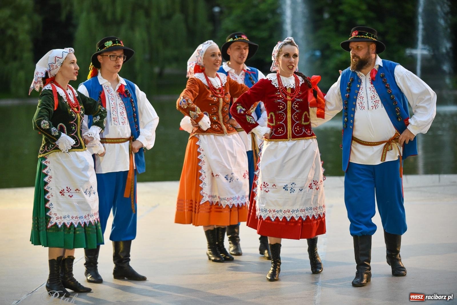 Zdjęcie w galerii na portalu naszraciborz.pl: W poszukiwaniu kwiatu paproci. Noc Świętojańska w parku im. Miasta Roth [FOTO i WIDEO] wiadomości z regionu