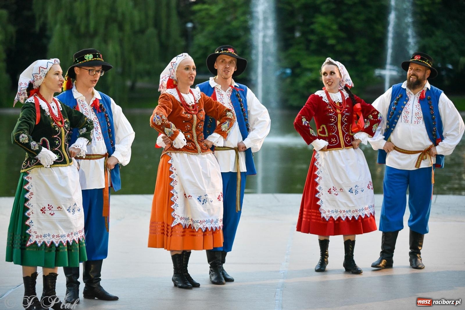 Zdjęcie w galerii na portalu naszraciborz.pl: W poszukiwaniu kwiatu paproci. Noc Świętojańska w parku im. Miasta Roth [FOTO i WIDEO] wiadomości z regionu