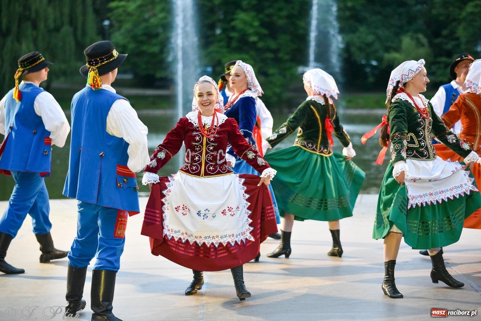 Zdjęcie w galerii na portalu naszraciborz.pl: W poszukiwaniu kwiatu paproci. Noc Świętojańska w parku im. Miasta Roth [FOTO i WIDEO] wiadomości z regionu