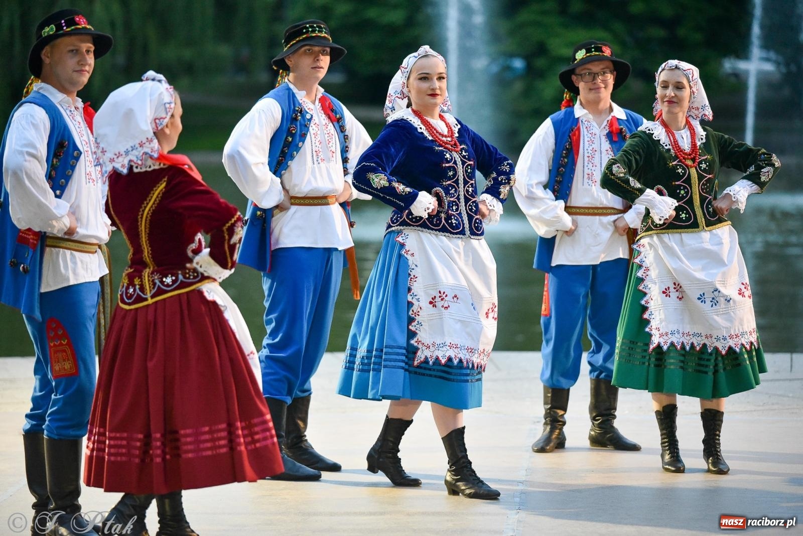 Zdjęcie w galerii na portalu naszraciborz.pl: W poszukiwaniu kwiatu paproci. Noc Świętojańska w parku im. Miasta Roth [FOTO i WIDEO] wiadomości z regionu