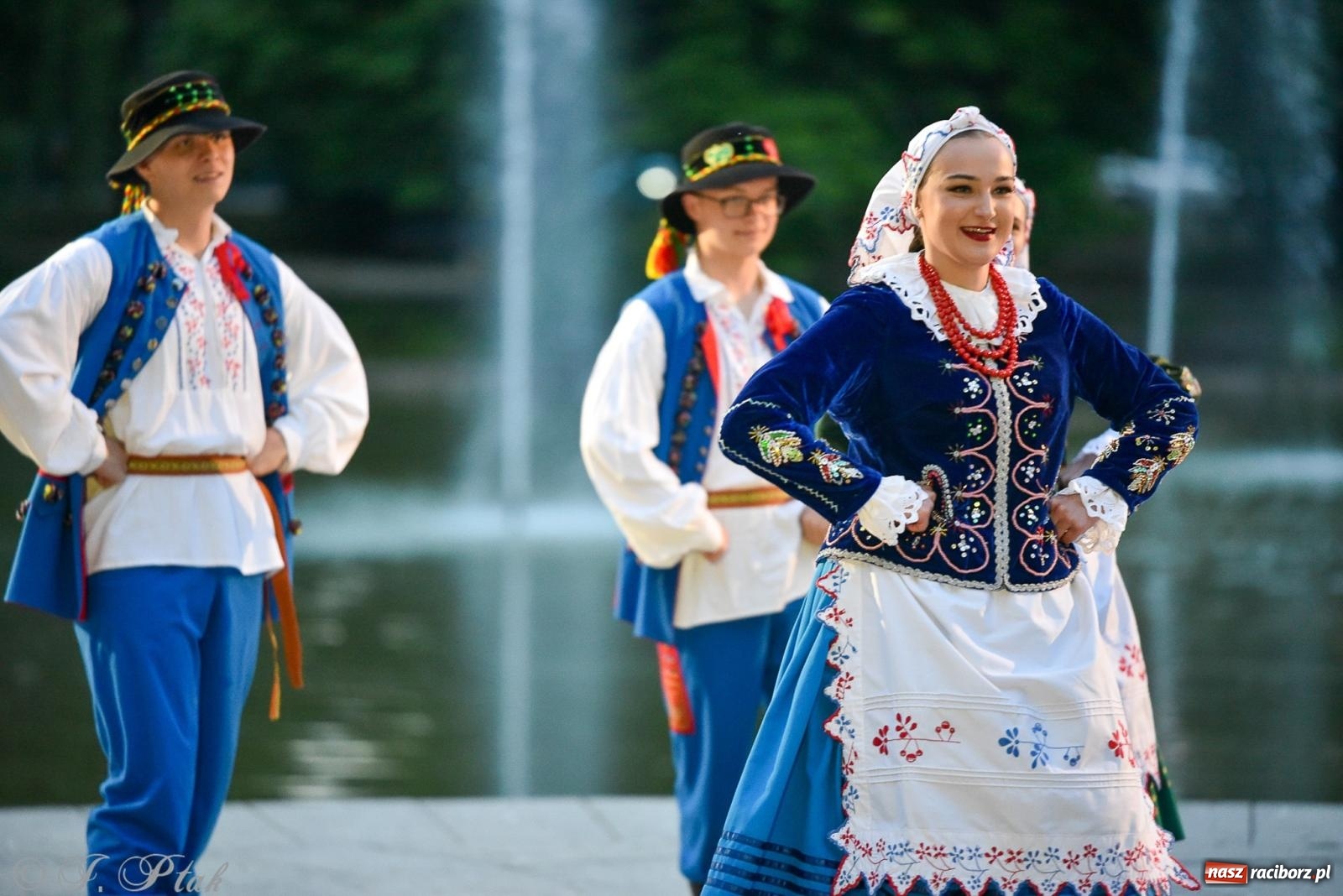 Zdjęcie w galerii na portalu naszraciborz.pl: W poszukiwaniu kwiatu paproci. Noc Świętojańska w parku im. Miasta Roth [FOTO i WIDEO] wiadomości z regionu