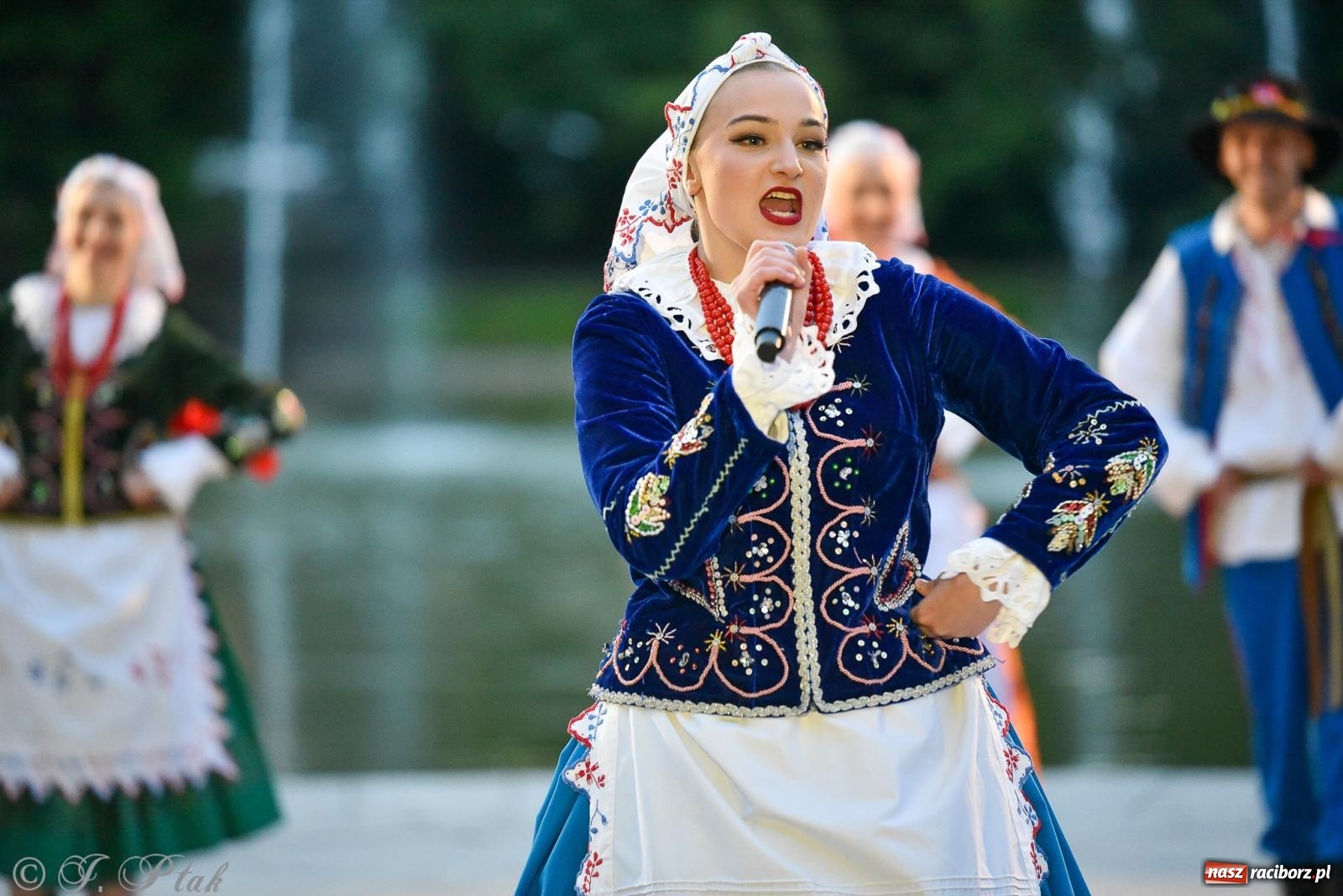 Zdjęcie w galerii na portalu naszraciborz.pl: W poszukiwaniu kwiatu paproci. Noc Świętojańska w parku im. Miasta Roth [FOTO i WIDEO] wiadomości z regionu