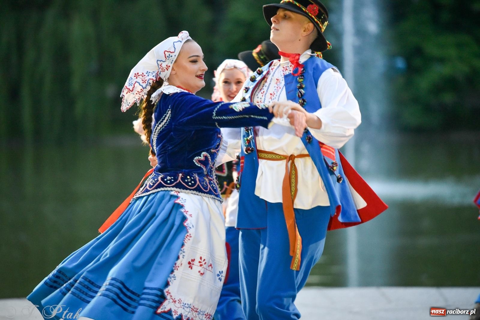 Zdjęcie w galerii na portalu naszraciborz.pl: W poszukiwaniu kwiatu paproci. Noc Świętojańska w parku im. Miasta Roth [FOTO i WIDEO] wiadomości z regionu
