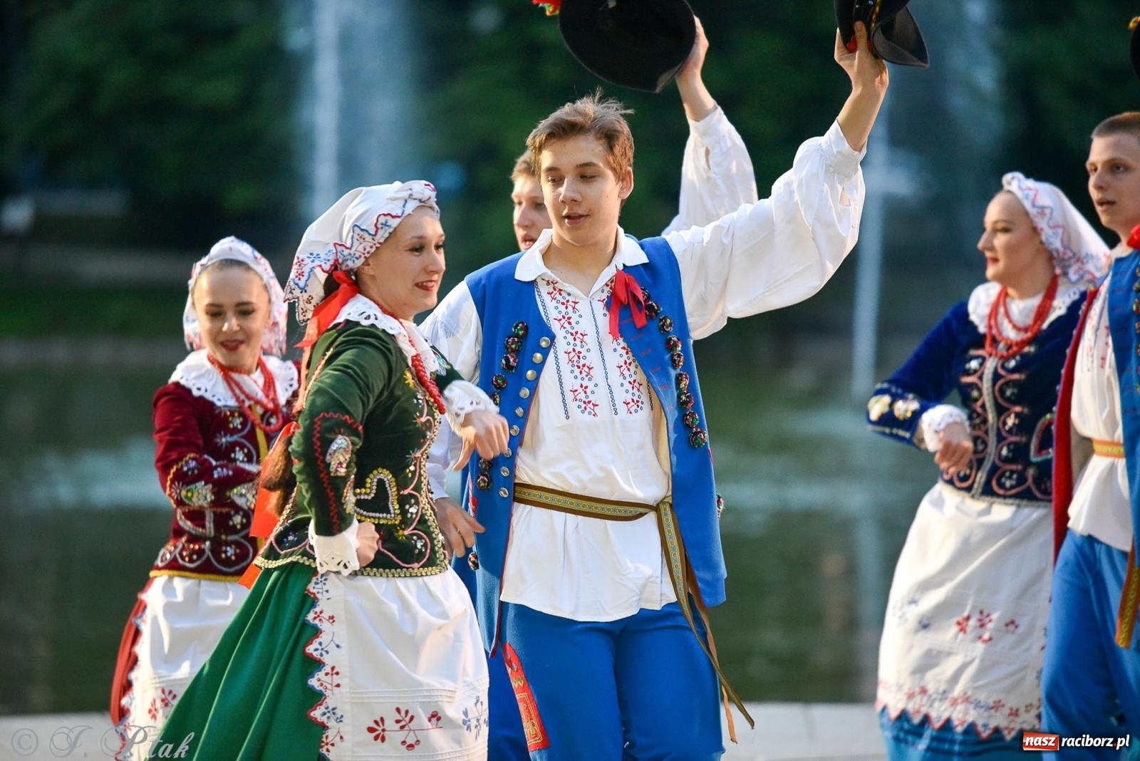 Zdjęcie w galerii na portalu naszraciborz.pl: W poszukiwaniu kwiatu paproci. Noc Świętojańska w parku im. Miasta Roth [FOTO i WIDEO] wiadomości z regionu