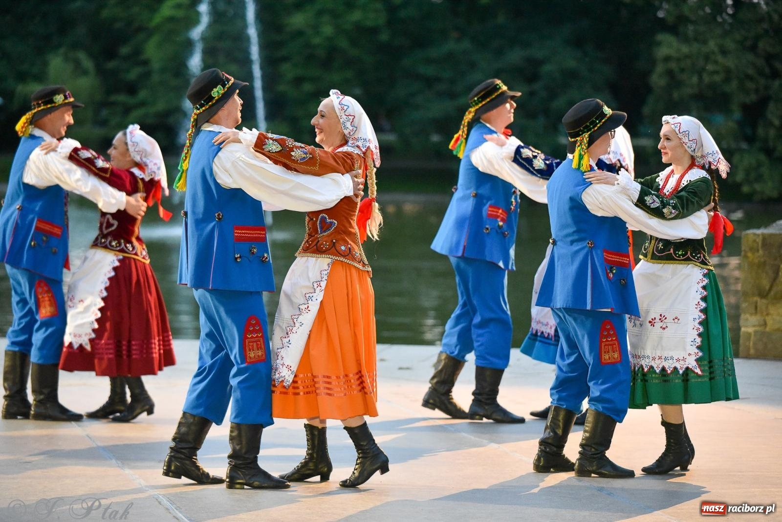 Zdjęcie w galerii na portalu naszraciborz.pl: W poszukiwaniu kwiatu paproci. Noc Świętojańska w parku im. Miasta Roth [FOTO i WIDEO] wiadomości z regionu