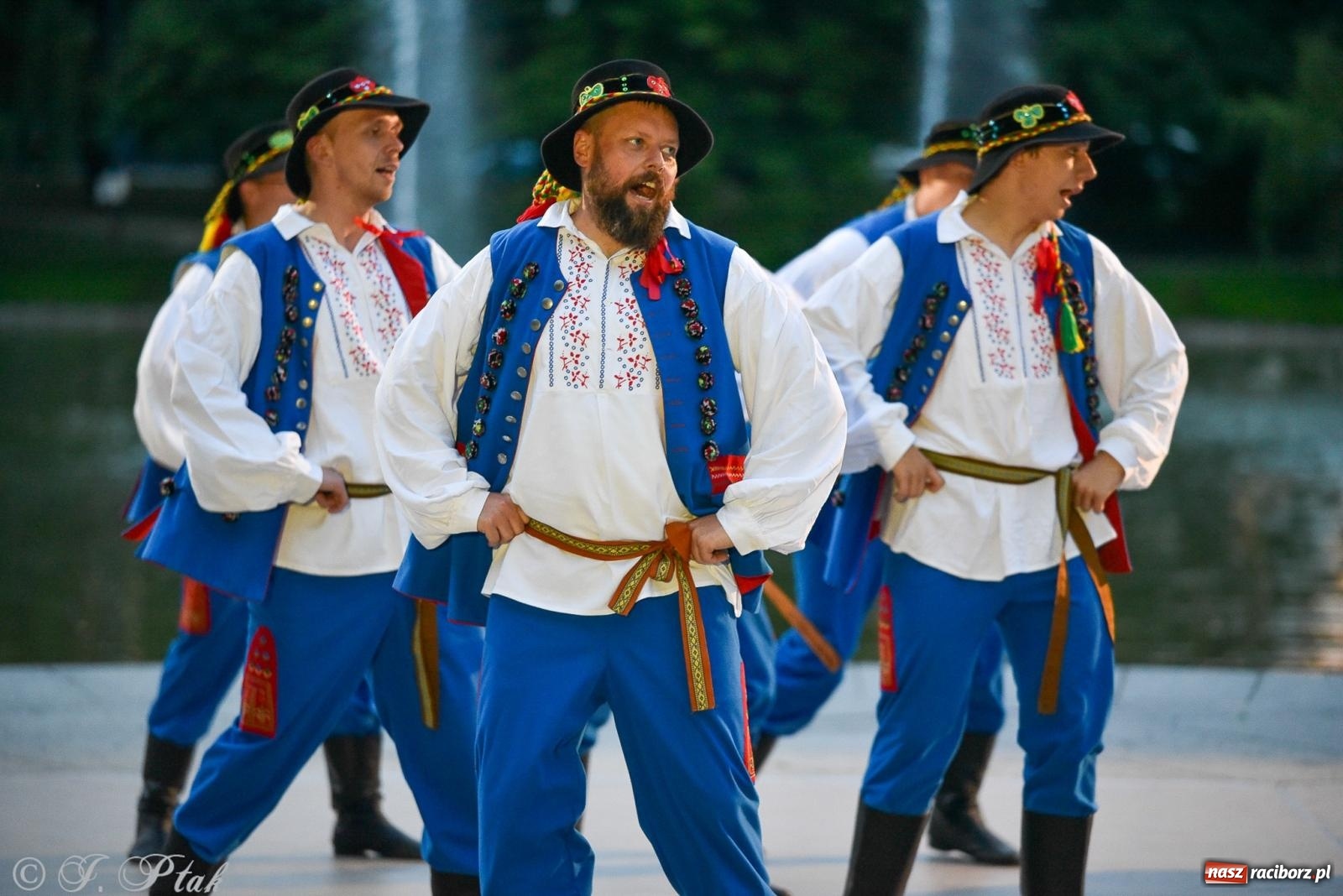 Zdjęcie w galerii na portalu naszraciborz.pl: W poszukiwaniu kwiatu paproci. Noc Świętojańska w parku im. Miasta Roth [FOTO i WIDEO] wiadomości z regionu