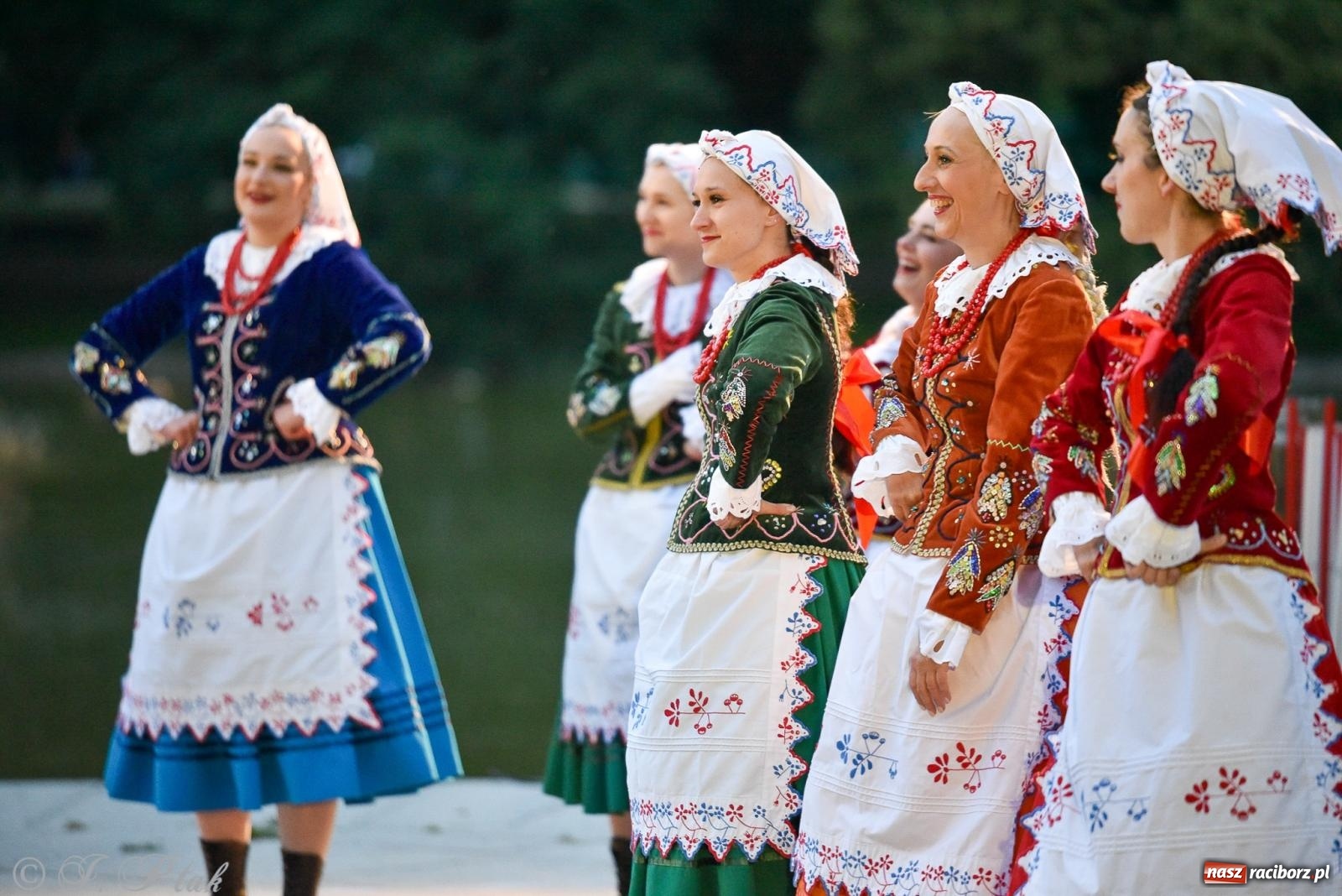 Zdjęcie w galerii na portalu naszraciborz.pl: W poszukiwaniu kwiatu paproci. Noc Świętojańska w parku im. Miasta Roth [FOTO i WIDEO] wiadomości z regionu