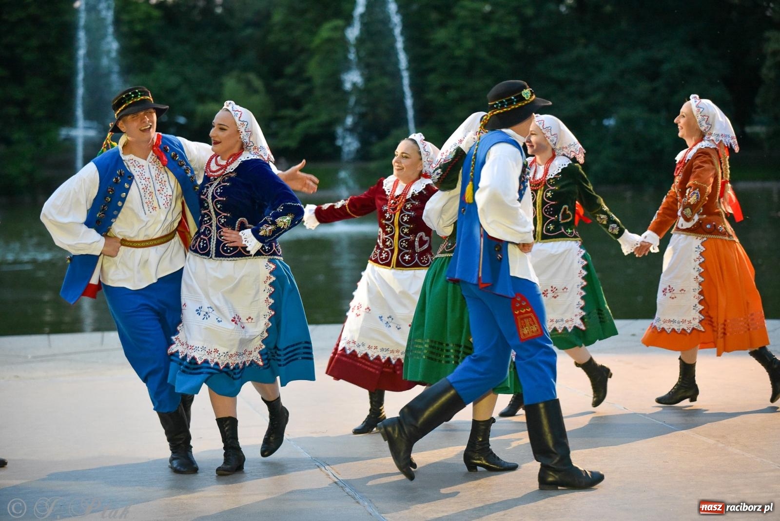 Zdjęcie w galerii na portalu naszraciborz.pl: W poszukiwaniu kwiatu paproci. Noc Świętojańska w parku im. Miasta Roth [FOTO i WIDEO] wiadomości z regionu