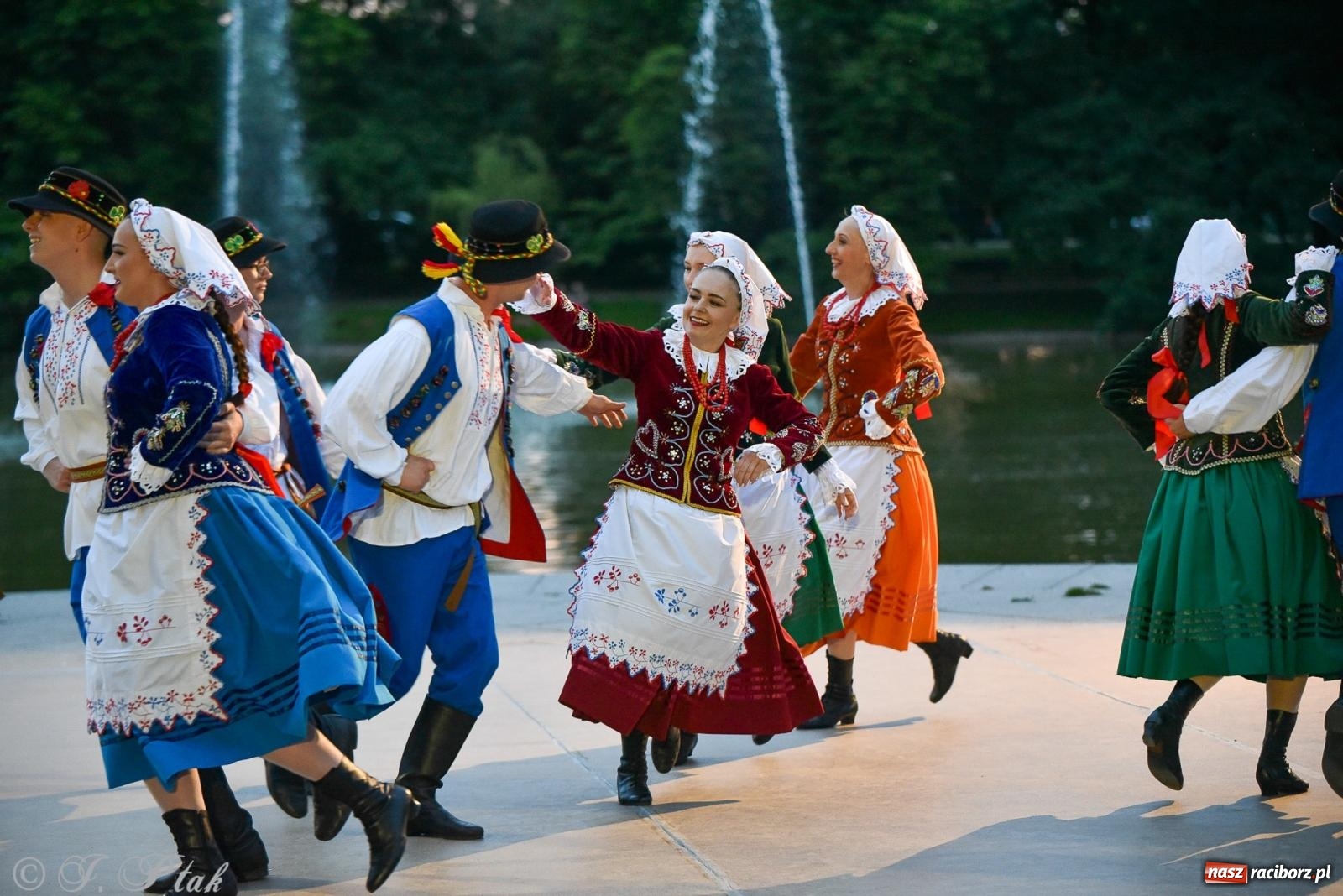 Zdjęcie w galerii na portalu naszraciborz.pl: W poszukiwaniu kwiatu paproci. Noc Świętojańska w parku im. Miasta Roth [FOTO i WIDEO] wiadomości z regionu