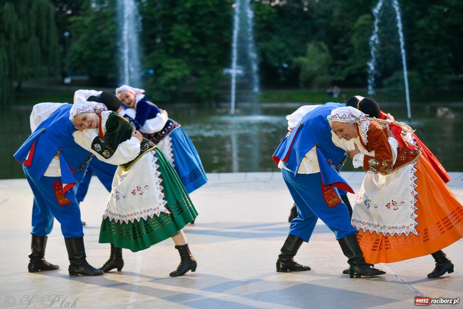 Zdjęcie w galerii na portalu naszraciborz.pl: W poszukiwaniu kwiatu paproci. Noc Świętojańska w parku im. Miasta Roth [FOTO i WIDEO] wiadomości z regionu