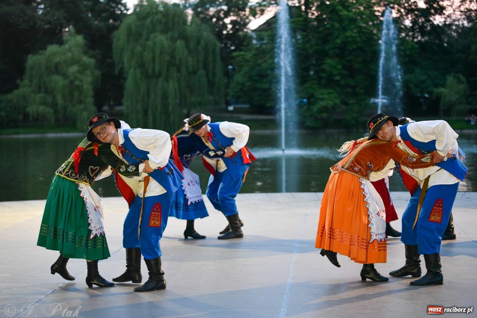 Zdjęcie w galerii na portalu naszraciborz.pl: W poszukiwaniu kwiatu paproci. Noc Świętojańska w parku im. Miasta Roth [FOTO i WIDEO] wiadomości z regionu