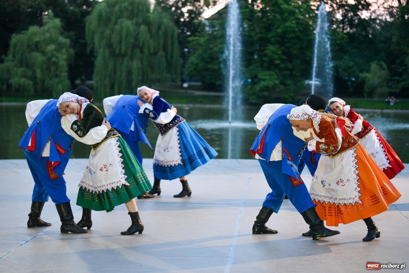 Zdjęcie w galerii na portalu naszraciborz.pl: W poszukiwaniu kwiatu paproci. Noc Świętojańska w parku im. Miasta Roth [FOTO i WIDEO] wiadomości z regionu