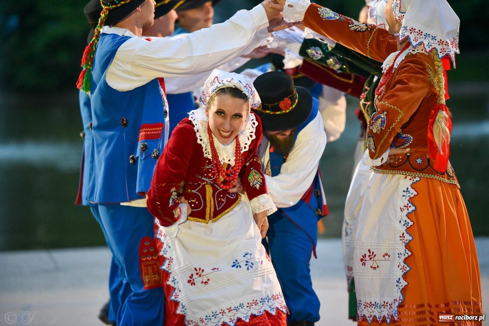 Zdjęcie w galerii na portalu naszraciborz.pl: W poszukiwaniu kwiatu paproci. Noc Świętojańska w parku im. Miasta Roth [FOTO i WIDEO] wiadomości z regionu