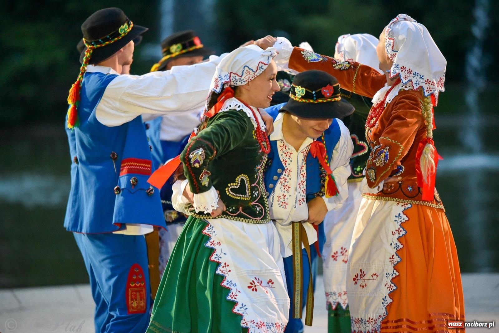 Zdjęcie w galerii na portalu naszraciborz.pl: W poszukiwaniu kwiatu paproci. Noc Świętojańska w parku im. Miasta Roth [FOTO i WIDEO] wiadomości z regionu