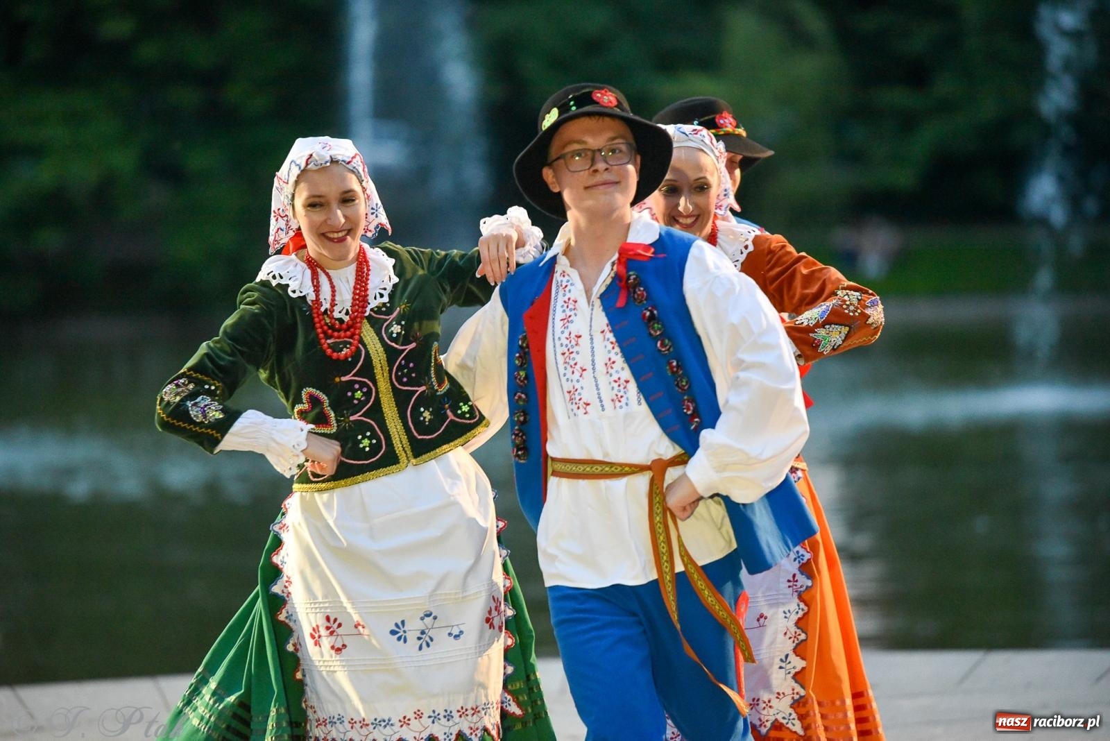 Zdjęcie w galerii na portalu naszraciborz.pl: W poszukiwaniu kwiatu paproci. Noc Świętojańska w parku im. Miasta Roth [FOTO i WIDEO] wiadomości z regionu