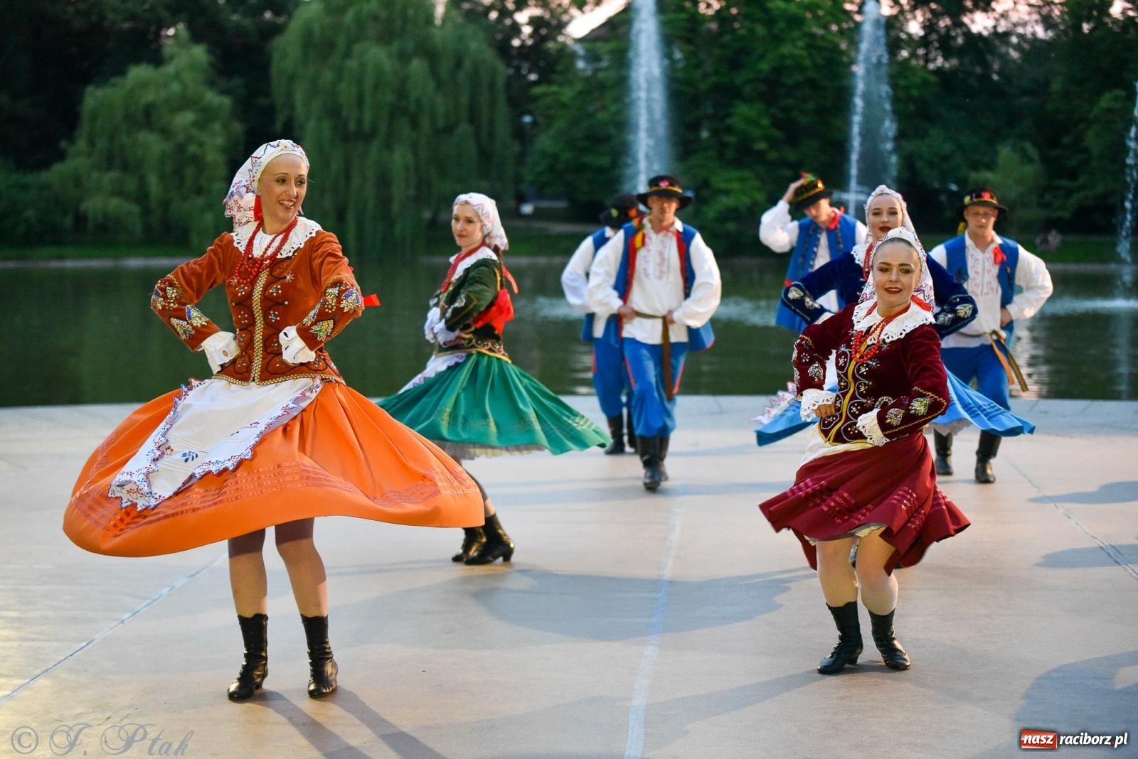 Zdjęcie w galerii na portalu naszraciborz.pl: W poszukiwaniu kwiatu paproci. Noc Świętojańska w parku im. Miasta Roth [FOTO i WIDEO] wiadomości z regionu