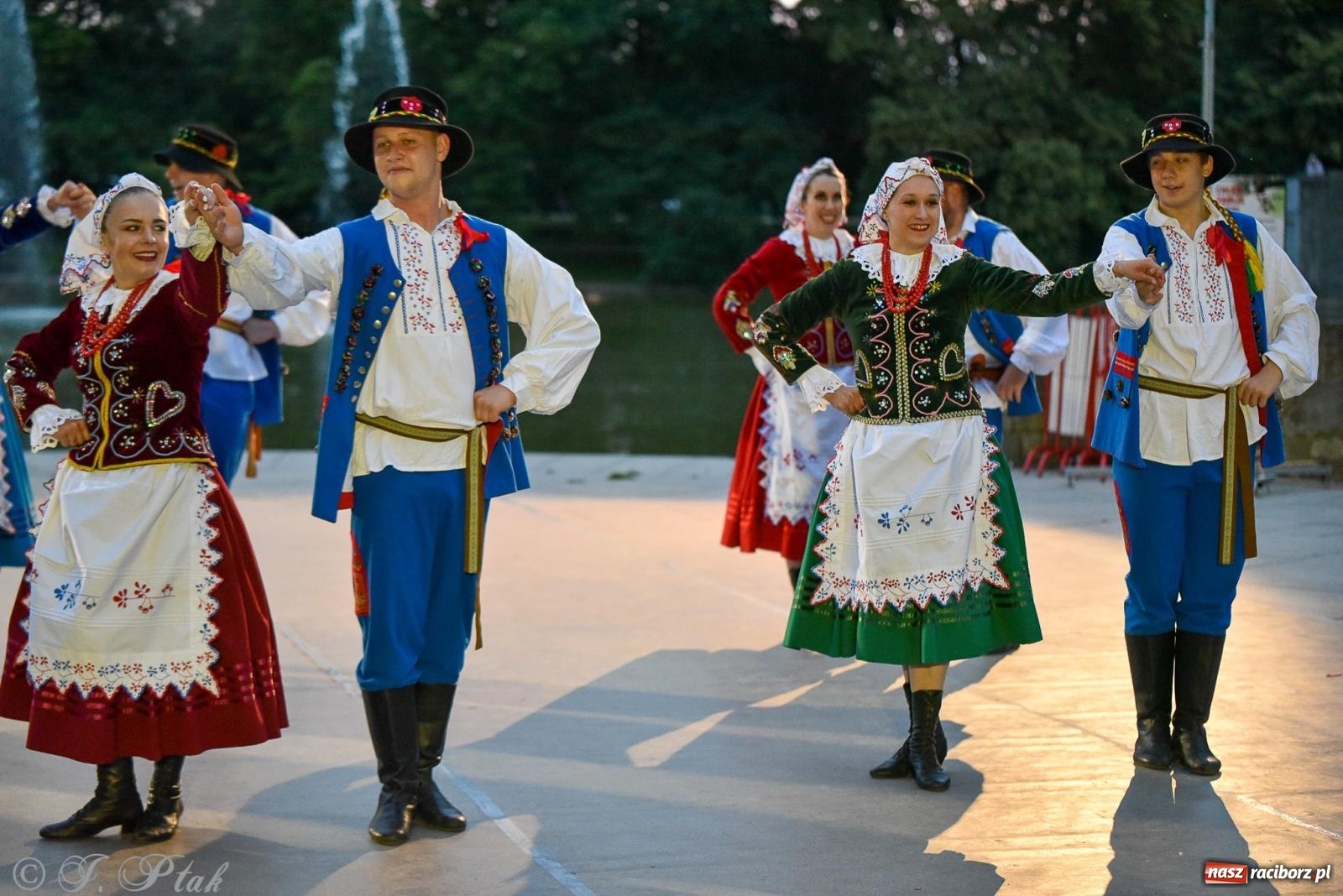 Zdjęcie w galerii na portalu naszraciborz.pl: W poszukiwaniu kwiatu paproci. Noc Świętojańska w parku im. Miasta Roth [FOTO i WIDEO] wiadomości z regionu