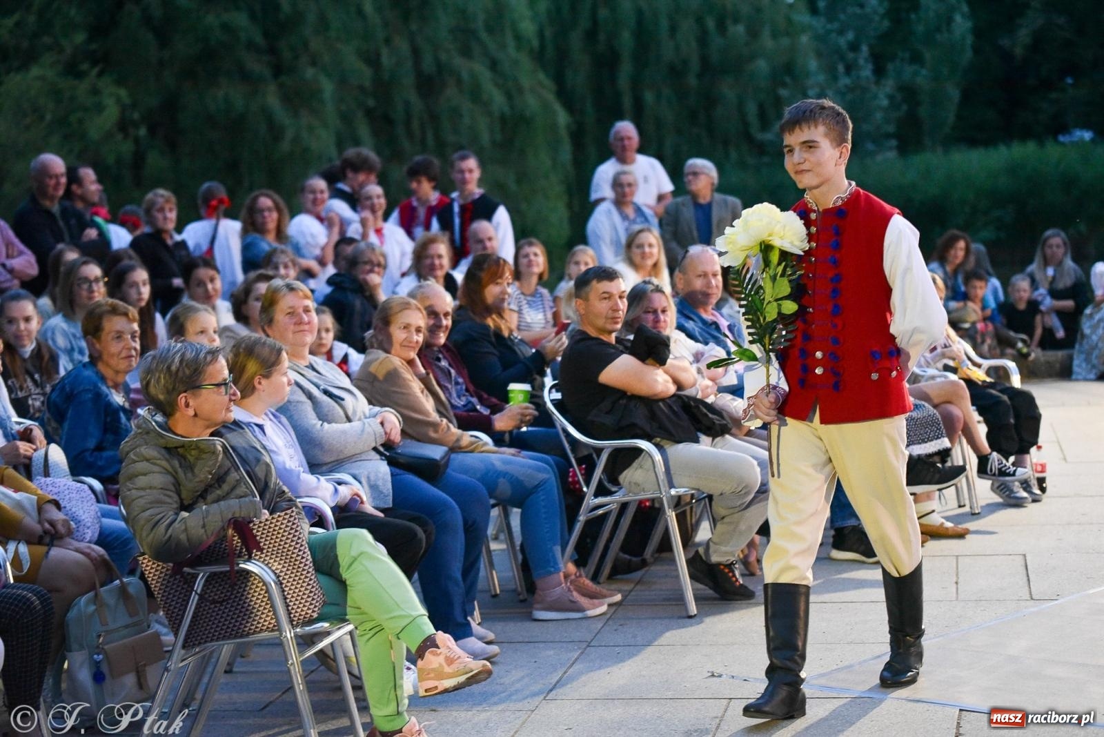 Zdjęcie w galerii na portalu naszraciborz.pl: W poszukiwaniu kwiatu paproci. Noc Świętojańska w parku im. Miasta Roth [FOTO i WIDEO] wiadomości z regionu