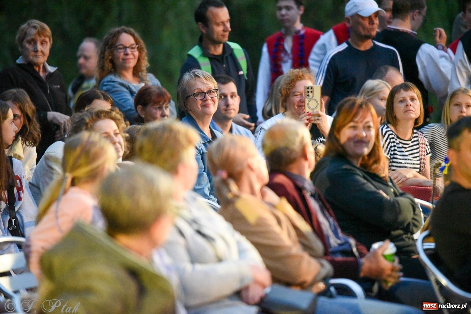 Zdjęcie w galerii na portalu naszraciborz.pl: W poszukiwaniu kwiatu paproci. Noc Świętojańska w parku im. Miasta Roth [FOTO i WIDEO] wiadomości z regionu