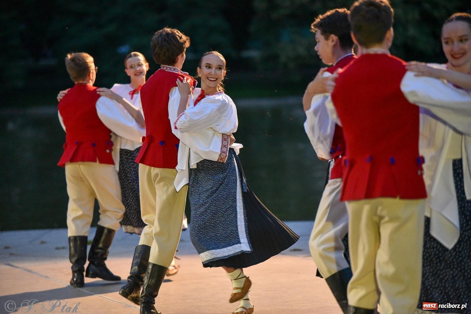 Zdjęcie w galerii na portalu naszraciborz.pl: W poszukiwaniu kwiatu paproci. Noc Świętojańska w parku im. Miasta Roth [FOTO i WIDEO] wiadomości z regionu