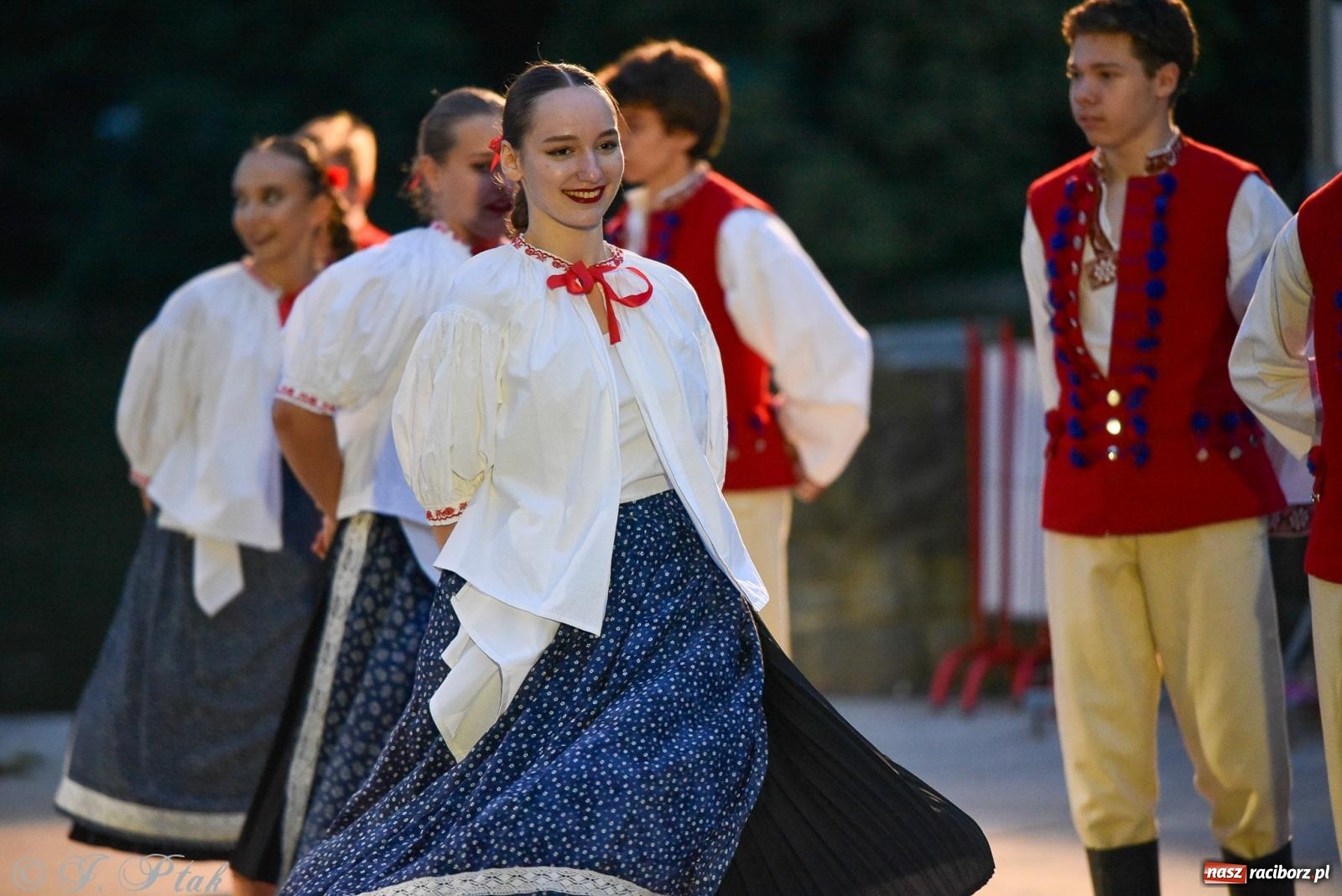 Zdjęcie w galerii na portalu naszraciborz.pl: W poszukiwaniu kwiatu paproci. Noc Świętojańska w parku im. Miasta Roth [FOTO i WIDEO] wiadomości z regionu