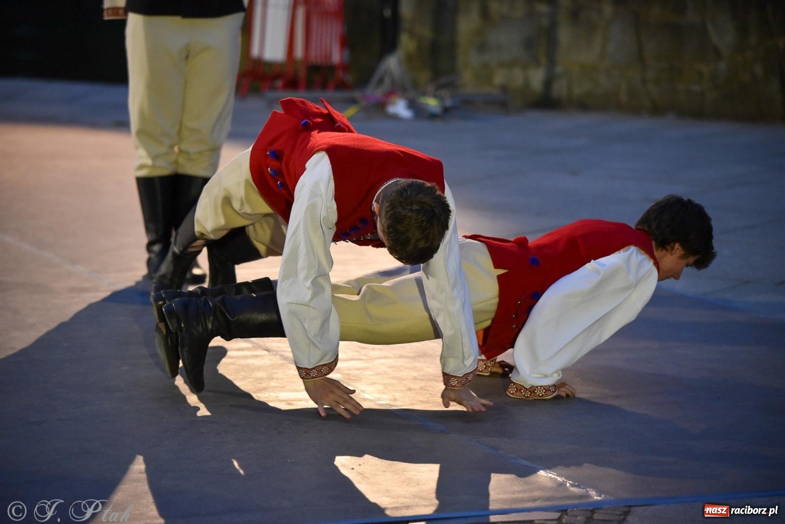 Zdjęcie w galerii na portalu naszraciborz.pl: W poszukiwaniu kwiatu paproci. Noc Świętojańska w parku im. Miasta Roth [FOTO i WIDEO] wiadomości z regionu