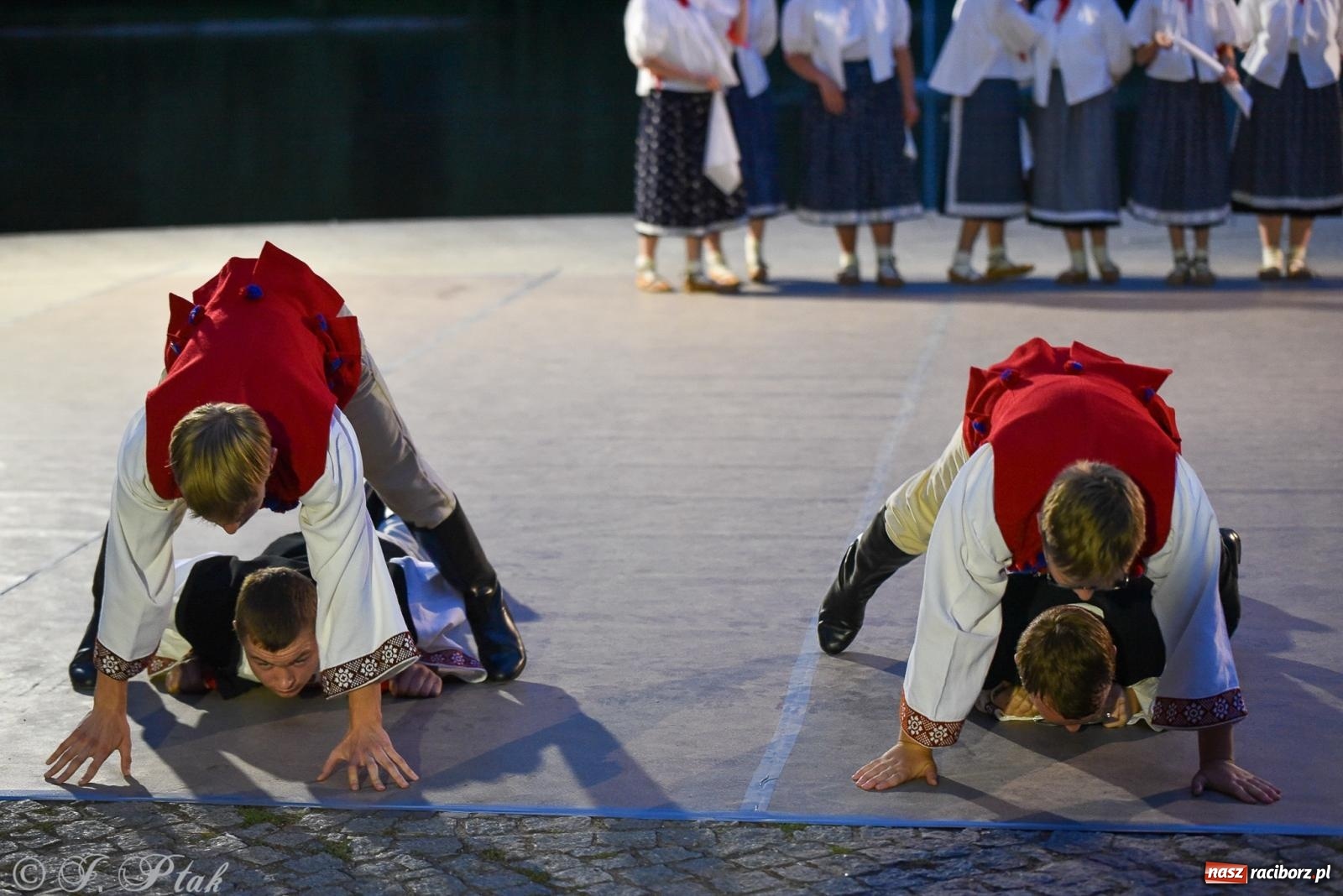 Zdjęcie w galerii na portalu naszraciborz.pl: W poszukiwaniu kwiatu paproci. Noc Świętojańska w parku im. Miasta Roth [FOTO i WIDEO] wiadomości z regionu