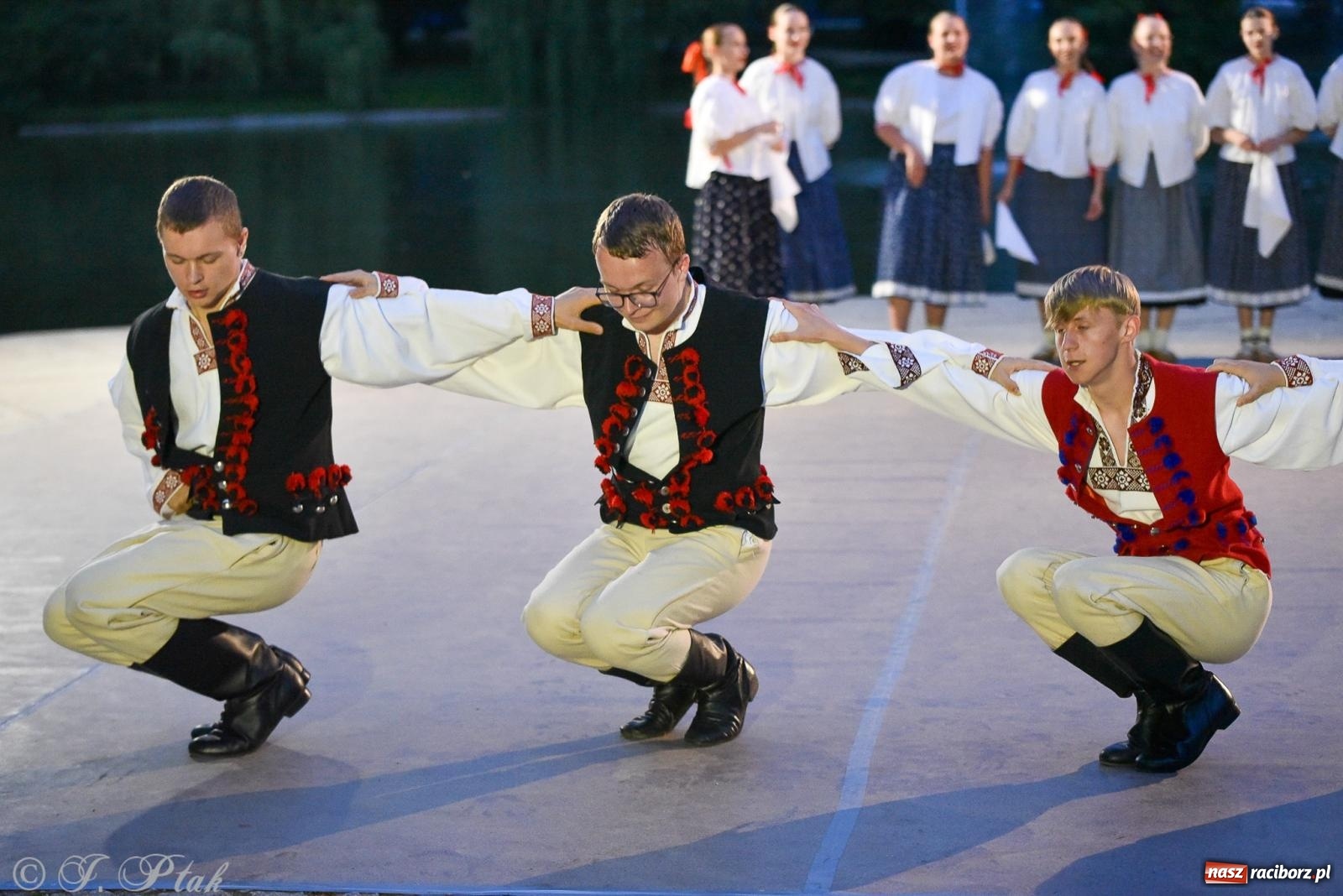 Zdjęcie w galerii na portalu naszraciborz.pl: W poszukiwaniu kwiatu paproci. Noc Świętojańska w parku im. Miasta Roth [FOTO i WIDEO] wiadomości z regionu