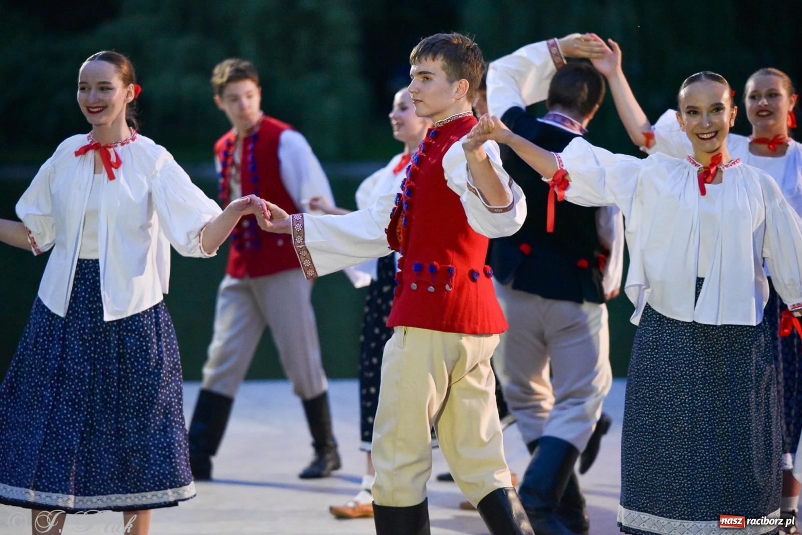 Zdjęcie w galerii na portalu naszraciborz.pl: W poszukiwaniu kwiatu paproci. Noc Świętojańska w parku im. Miasta Roth [FOTO i WIDEO] wiadomości z regionu
