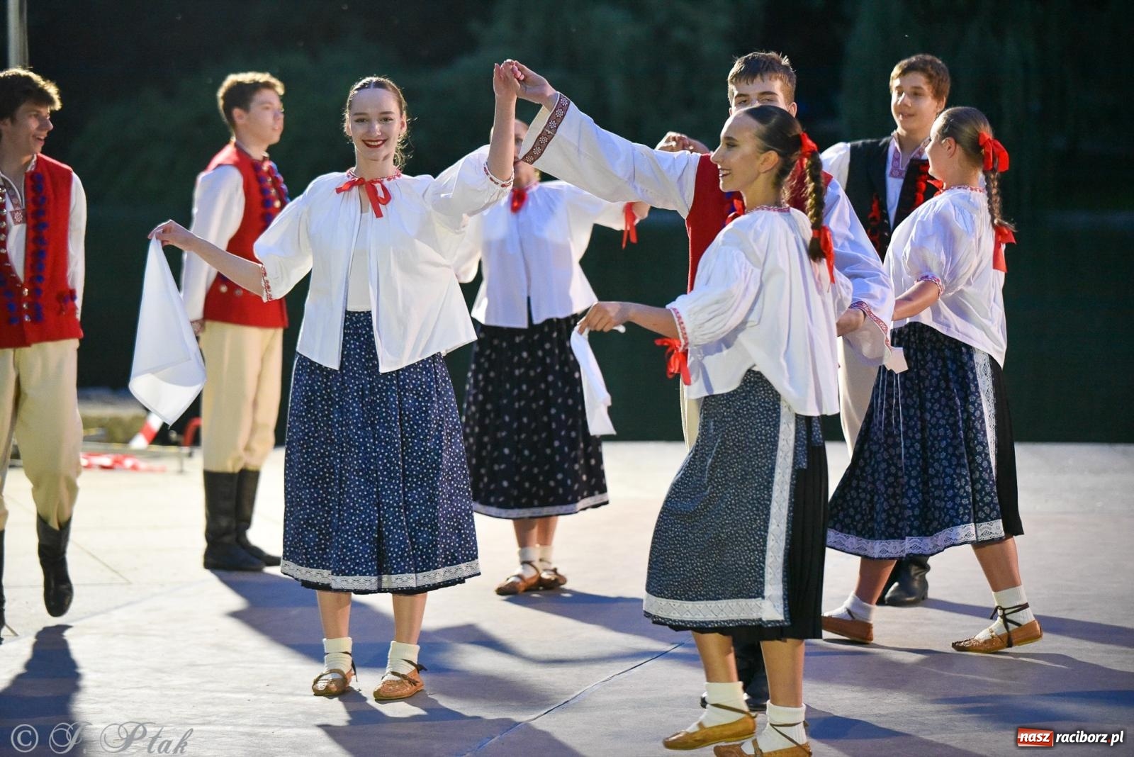 Zdjęcie w galerii na portalu naszraciborz.pl: W poszukiwaniu kwiatu paproci. Noc Świętojańska w parku im. Miasta Roth [FOTO i WIDEO] wiadomości z regionu