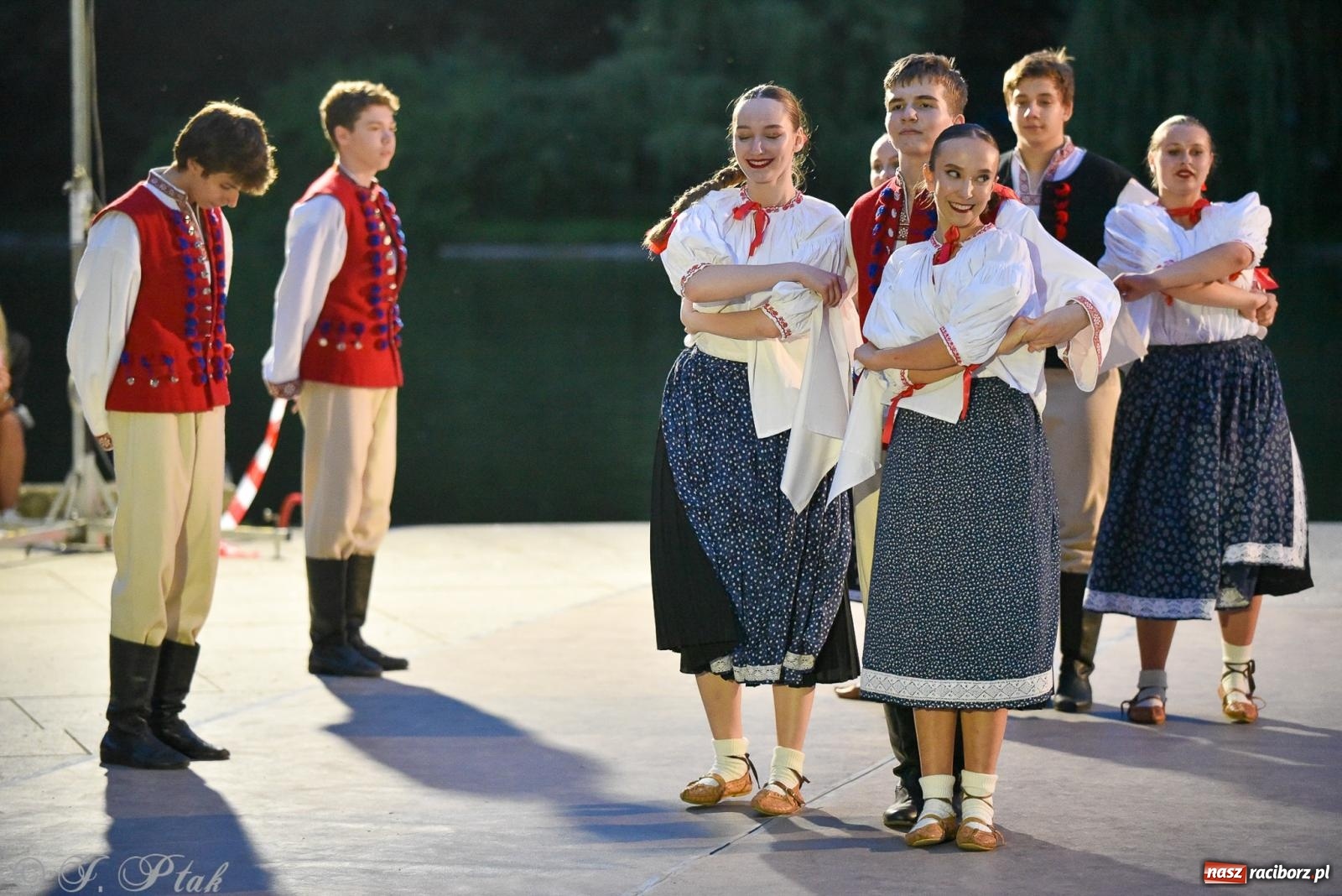 Zdjęcie w galerii na portalu naszraciborz.pl: W poszukiwaniu kwiatu paproci. Noc Świętojańska w parku im. Miasta Roth [FOTO i WIDEO] wiadomości z regionu
