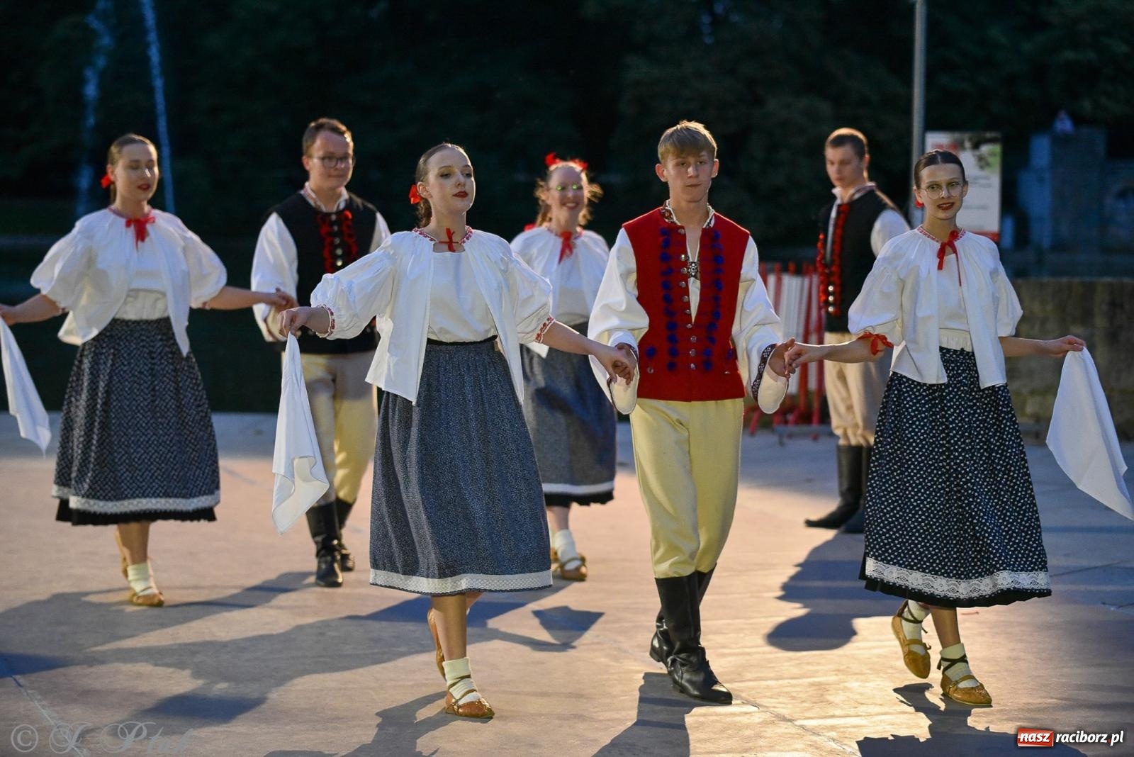 Zdjęcie w galerii na portalu naszraciborz.pl: W poszukiwaniu kwiatu paproci. Noc Świętojańska w parku im. Miasta Roth [FOTO i WIDEO] wiadomości z regionu