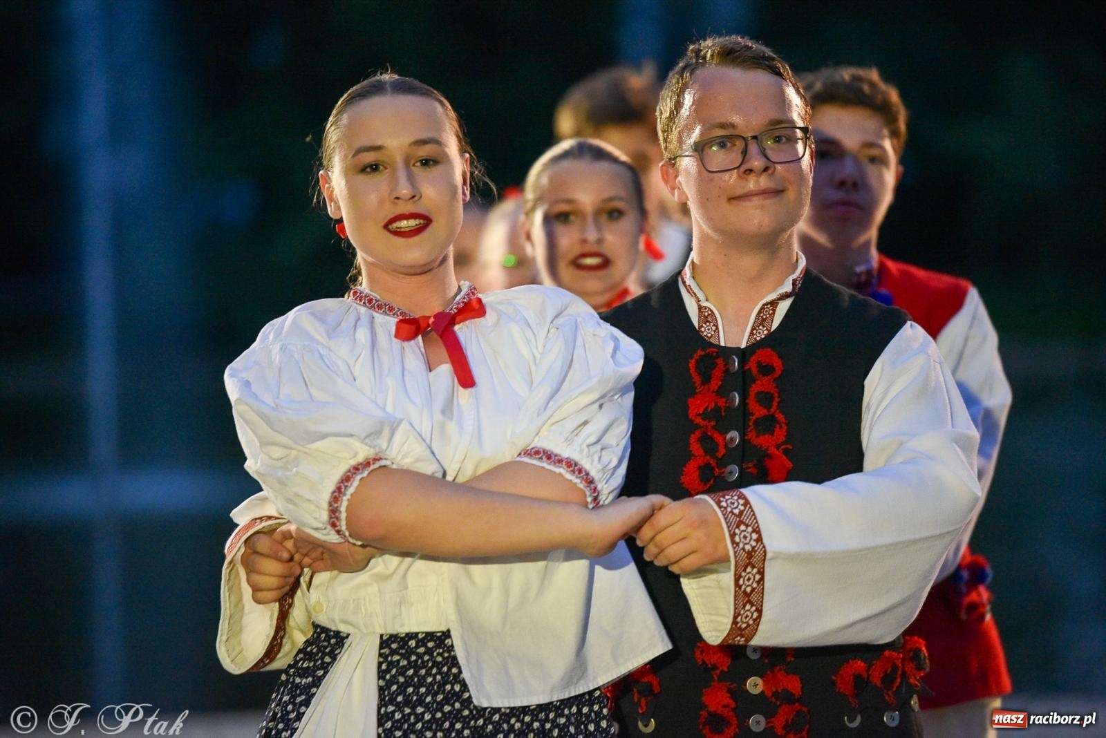 Zdjęcie w galerii na portalu naszraciborz.pl: W poszukiwaniu kwiatu paproci. Noc Świętojańska w parku im. Miasta Roth [FOTO i WIDEO] wiadomości z regionu