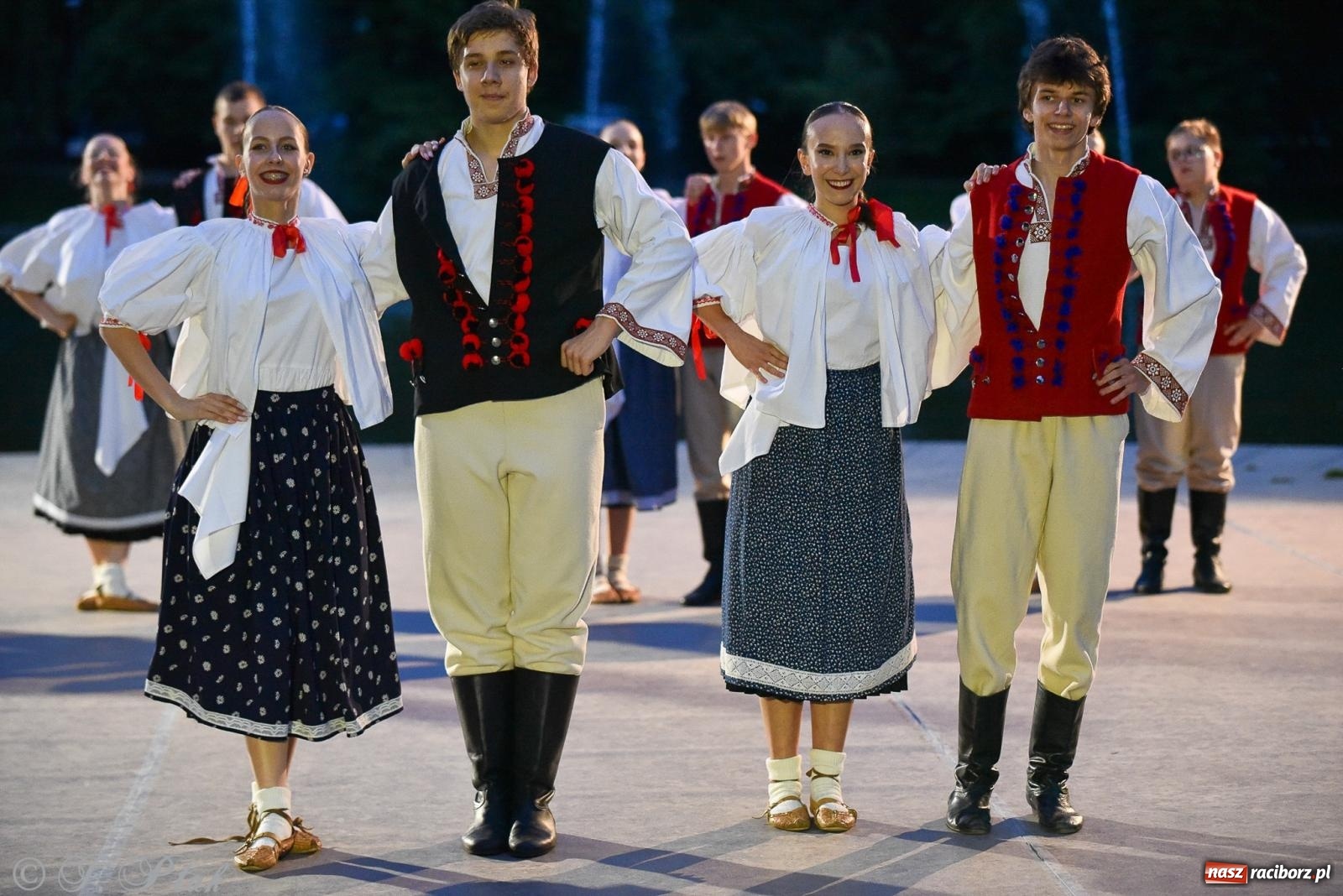 Zdjęcie w galerii na portalu naszraciborz.pl: W poszukiwaniu kwiatu paproci. Noc Świętojańska w parku im. Miasta Roth [FOTO i WIDEO] wiadomości z regionu