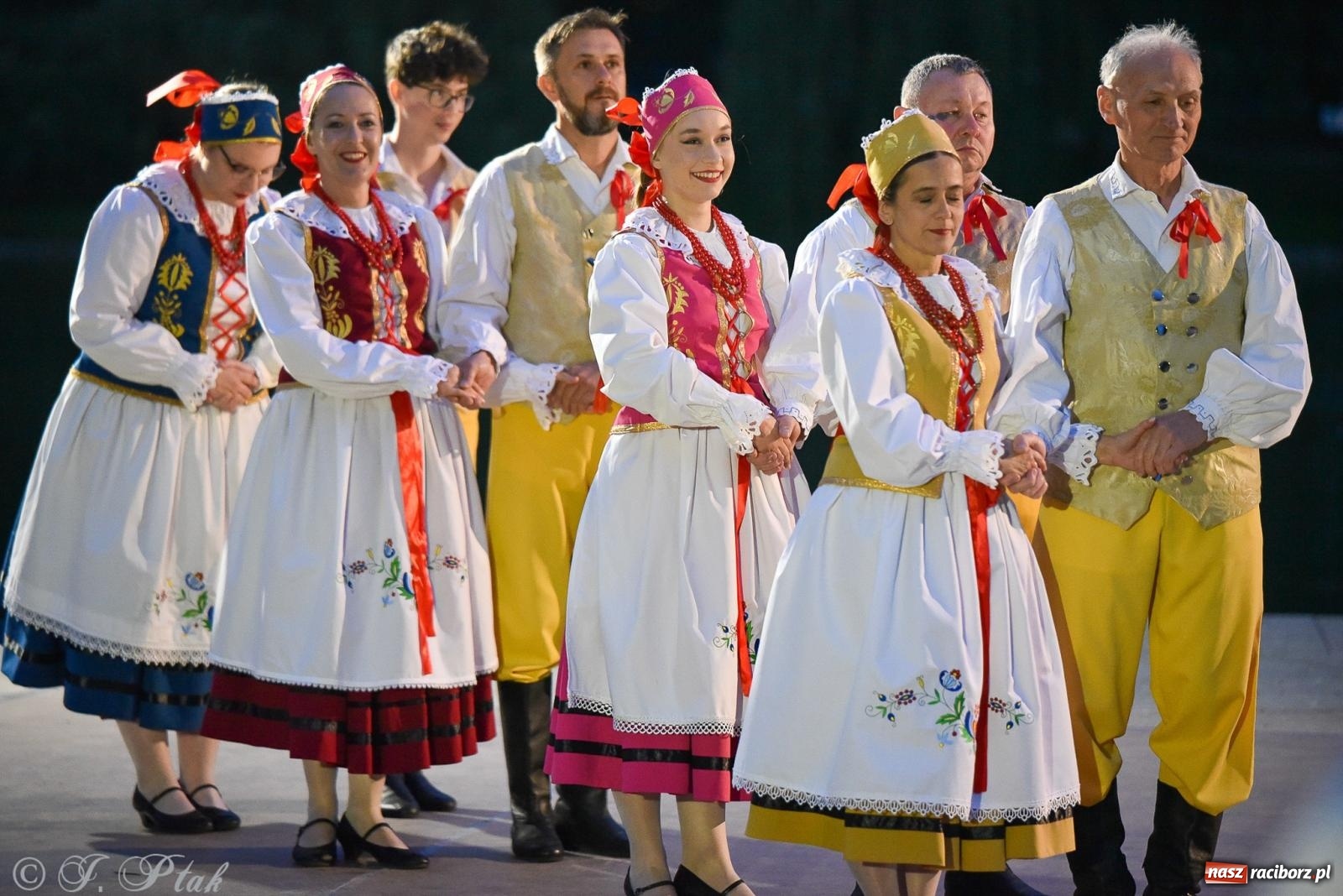 Zdjęcie w galerii na portalu naszraciborz.pl: W poszukiwaniu kwiatu paproci. Noc Świętojańska w parku im. Miasta Roth [FOTO i WIDEO] wiadomości z regionu