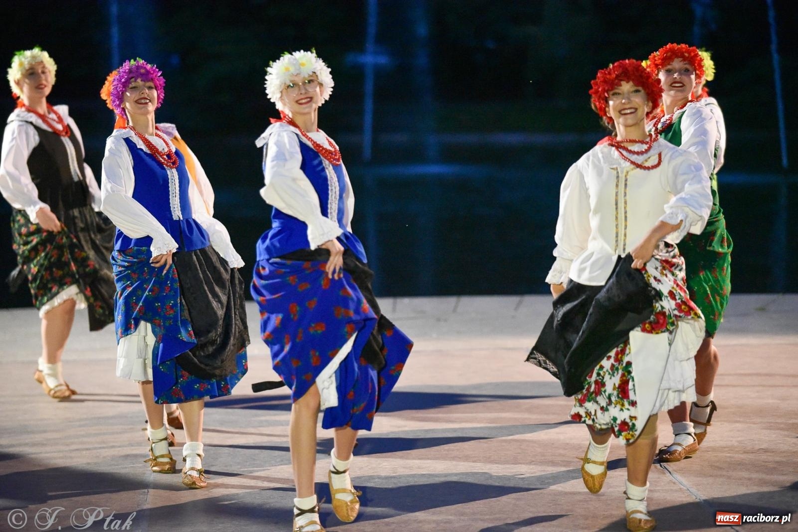 Zdjęcie w galerii na portalu naszraciborz.pl: W poszukiwaniu kwiatu paproci. Noc Świętojańska w parku im. Miasta Roth [FOTO i WIDEO] wiadomości z regionu