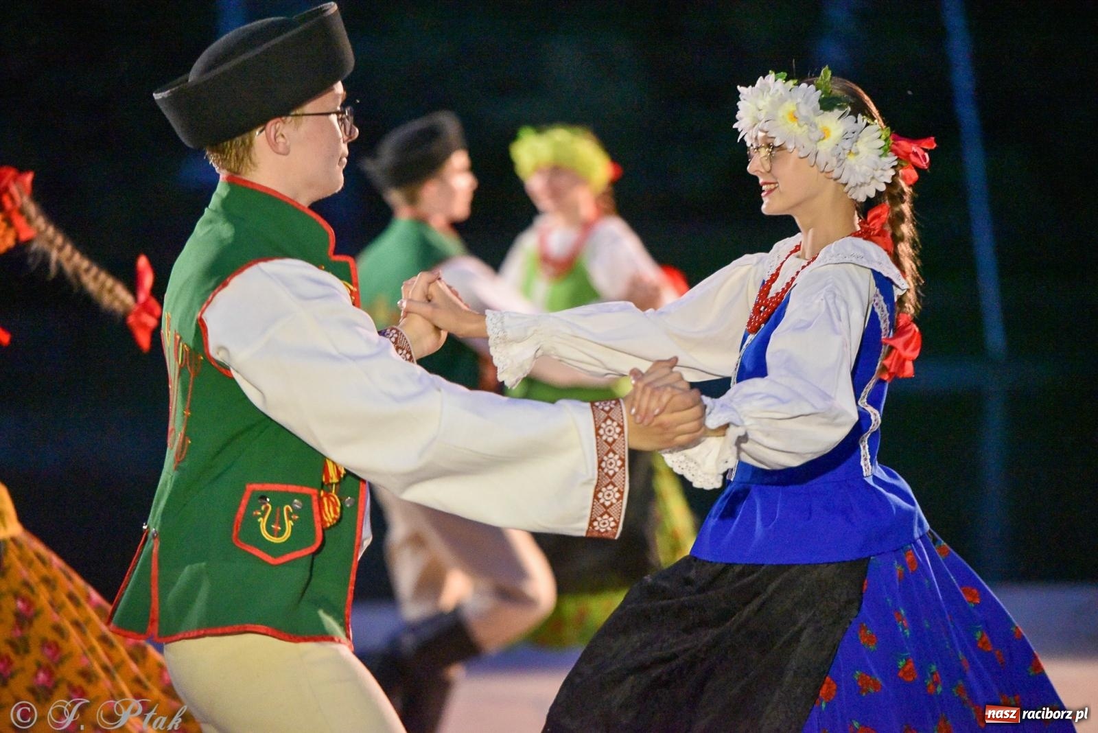 Zdjęcie w galerii na portalu naszraciborz.pl: W poszukiwaniu kwiatu paproci. Noc Świętojańska w parku im. Miasta Roth [FOTO i WIDEO] wiadomości z regionu