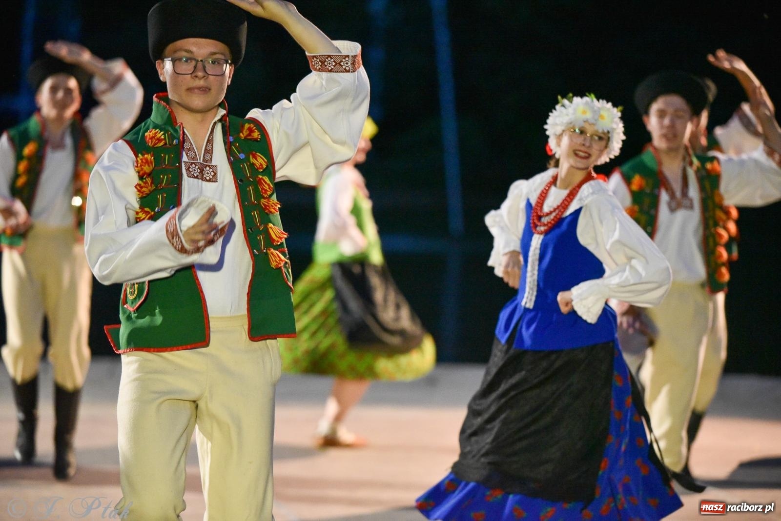 Zdjęcie w galerii na portalu naszraciborz.pl: W poszukiwaniu kwiatu paproci. Noc Świętojańska w parku im. Miasta Roth [FOTO i WIDEO] wiadomości z regionu