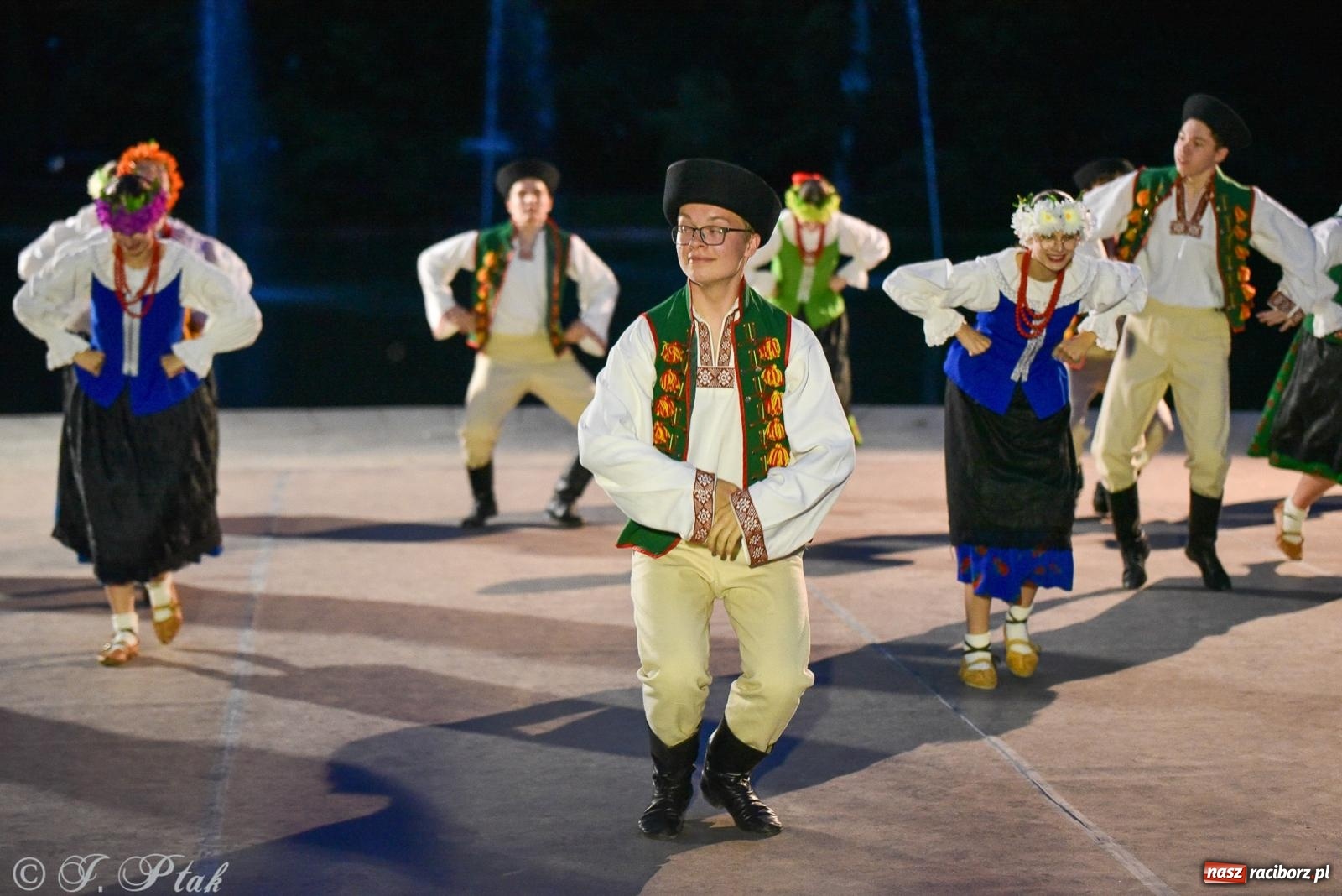 Zdjęcie w galerii na portalu naszraciborz.pl: W poszukiwaniu kwiatu paproci. Noc Świętojańska w parku im. Miasta Roth [FOTO i WIDEO] wiadomości z regionu