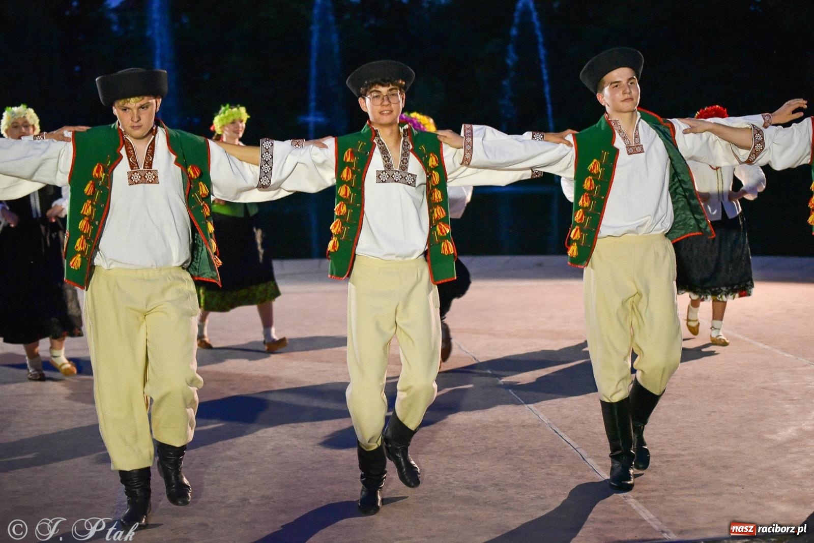 Zdjęcie w galerii na portalu naszraciborz.pl: W poszukiwaniu kwiatu paproci. Noc Świętojańska w parku im. Miasta Roth [FOTO i WIDEO] wiadomości z regionu