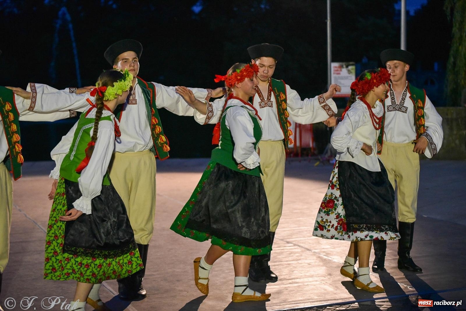 Zdjęcie w galerii na portalu naszraciborz.pl: W poszukiwaniu kwiatu paproci. Noc Świętojańska w parku im. Miasta Roth [FOTO i WIDEO] wiadomości z regionu