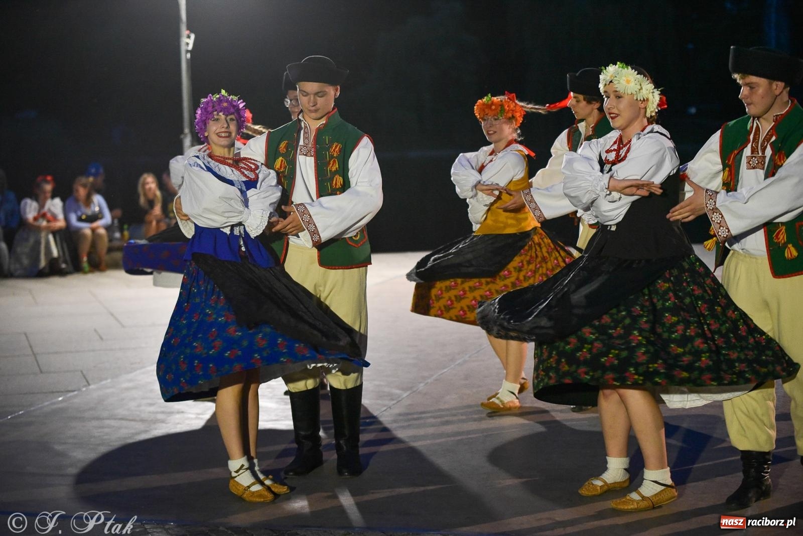 Zdjęcie w galerii na portalu naszraciborz.pl: W poszukiwaniu kwiatu paproci. Noc Świętojańska w parku im. Miasta Roth [FOTO i WIDEO] wiadomości z regionu