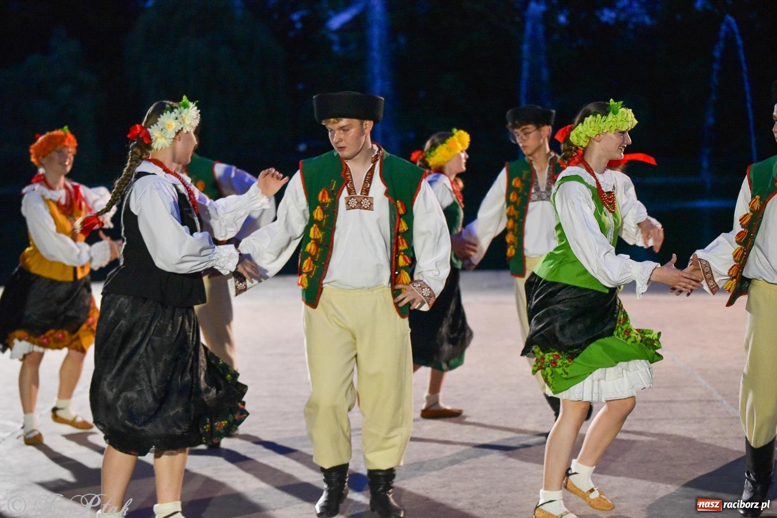 Zdjęcie w galerii na portalu naszraciborz.pl: W poszukiwaniu kwiatu paproci. Noc Świętojańska w parku im. Miasta Roth [FOTO i WIDEO] wiadomości z regionu