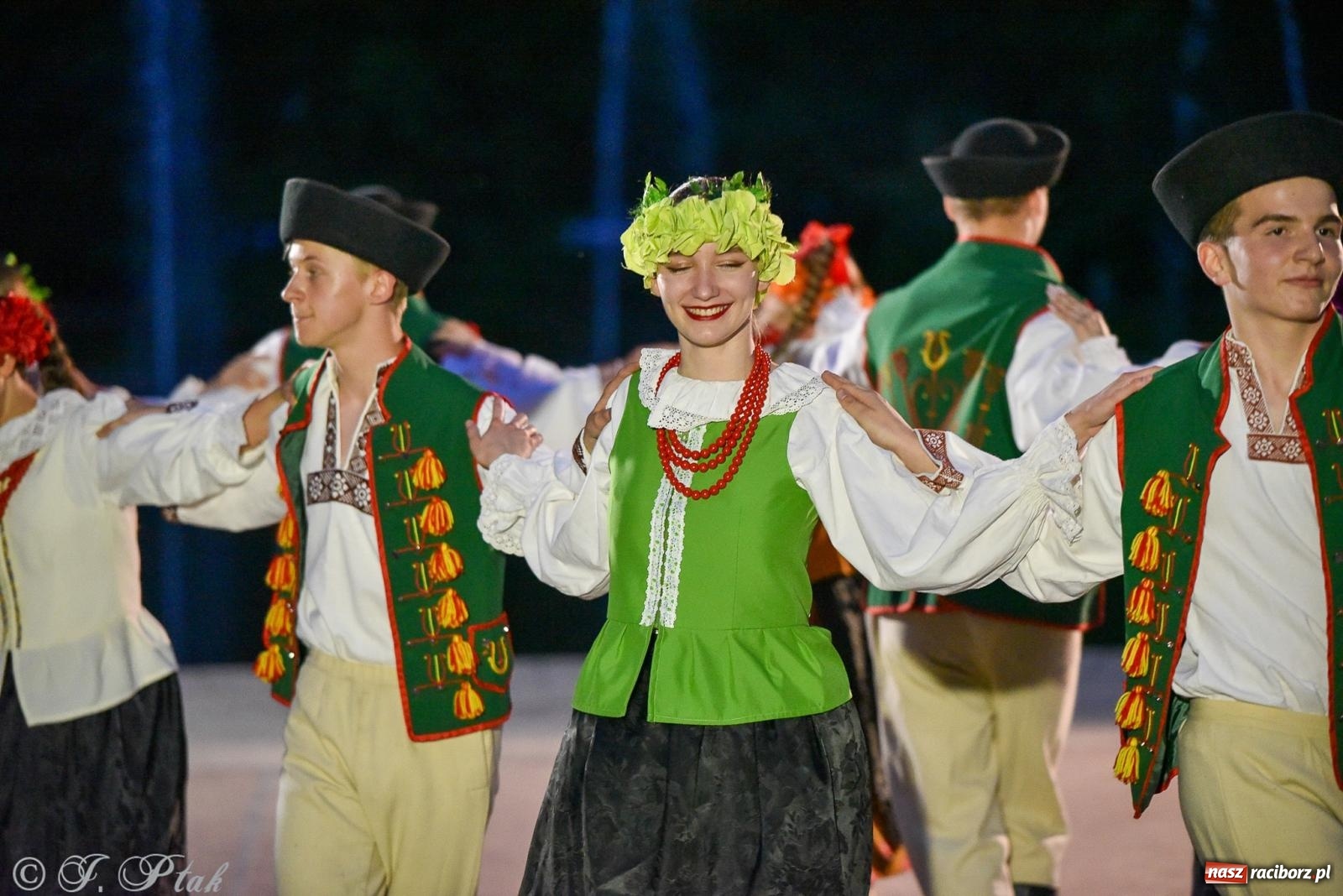 Zdjęcie w galerii na portalu naszraciborz.pl: W poszukiwaniu kwiatu paproci. Noc Świętojańska w parku im. Miasta Roth [FOTO i WIDEO] wiadomości z regionu