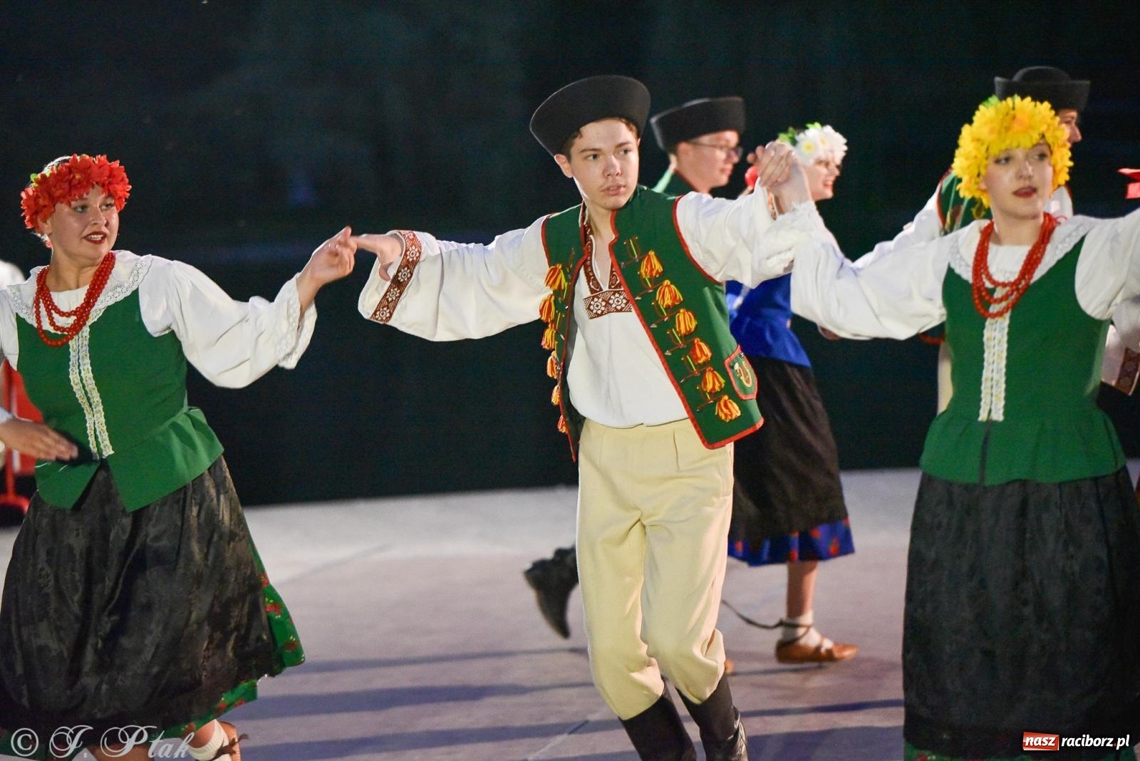 Zdjęcie w galerii na portalu naszraciborz.pl: W poszukiwaniu kwiatu paproci. Noc Świętojańska w parku im. Miasta Roth [FOTO i WIDEO] wiadomości z regionu