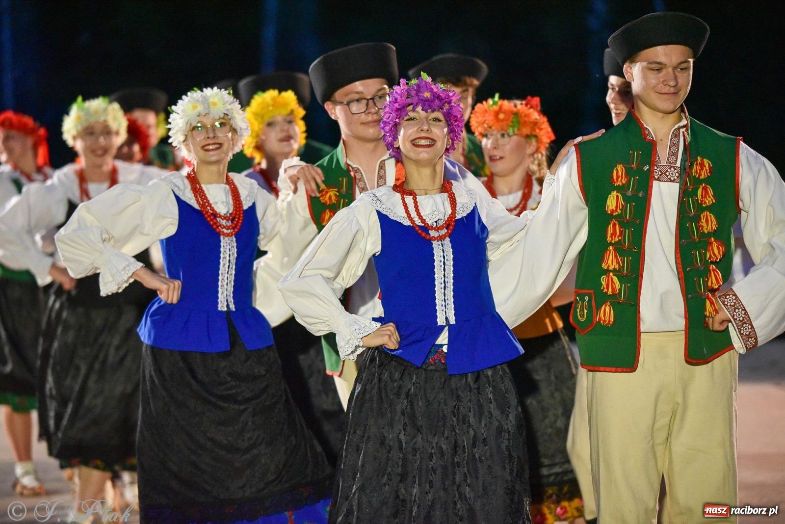 Zdjęcie w galerii na portalu naszraciborz.pl: W poszukiwaniu kwiatu paproci. Noc Świętojańska w parku im. Miasta Roth [FOTO i WIDEO] wiadomości z regionu