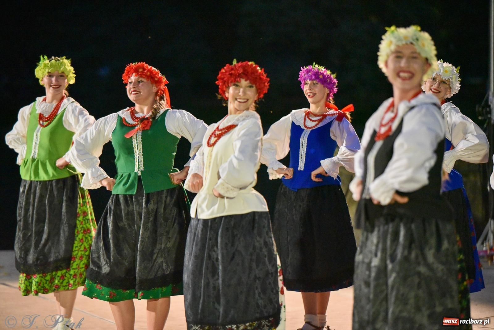 Zdjęcie w galerii na portalu naszraciborz.pl: W poszukiwaniu kwiatu paproci. Noc Świętojańska w parku im. Miasta Roth [FOTO i WIDEO] wiadomości z regionu
