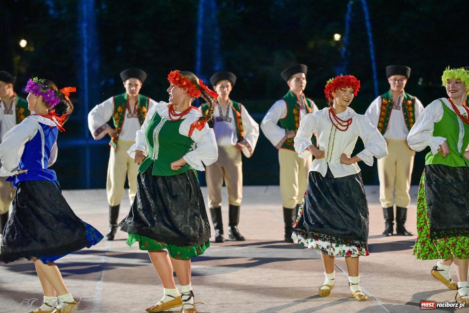 Zdjęcie w galerii na portalu naszraciborz.pl: W poszukiwaniu kwiatu paproci. Noc Świętojańska w parku im. Miasta Roth [FOTO i WIDEO] wiadomości z regionu