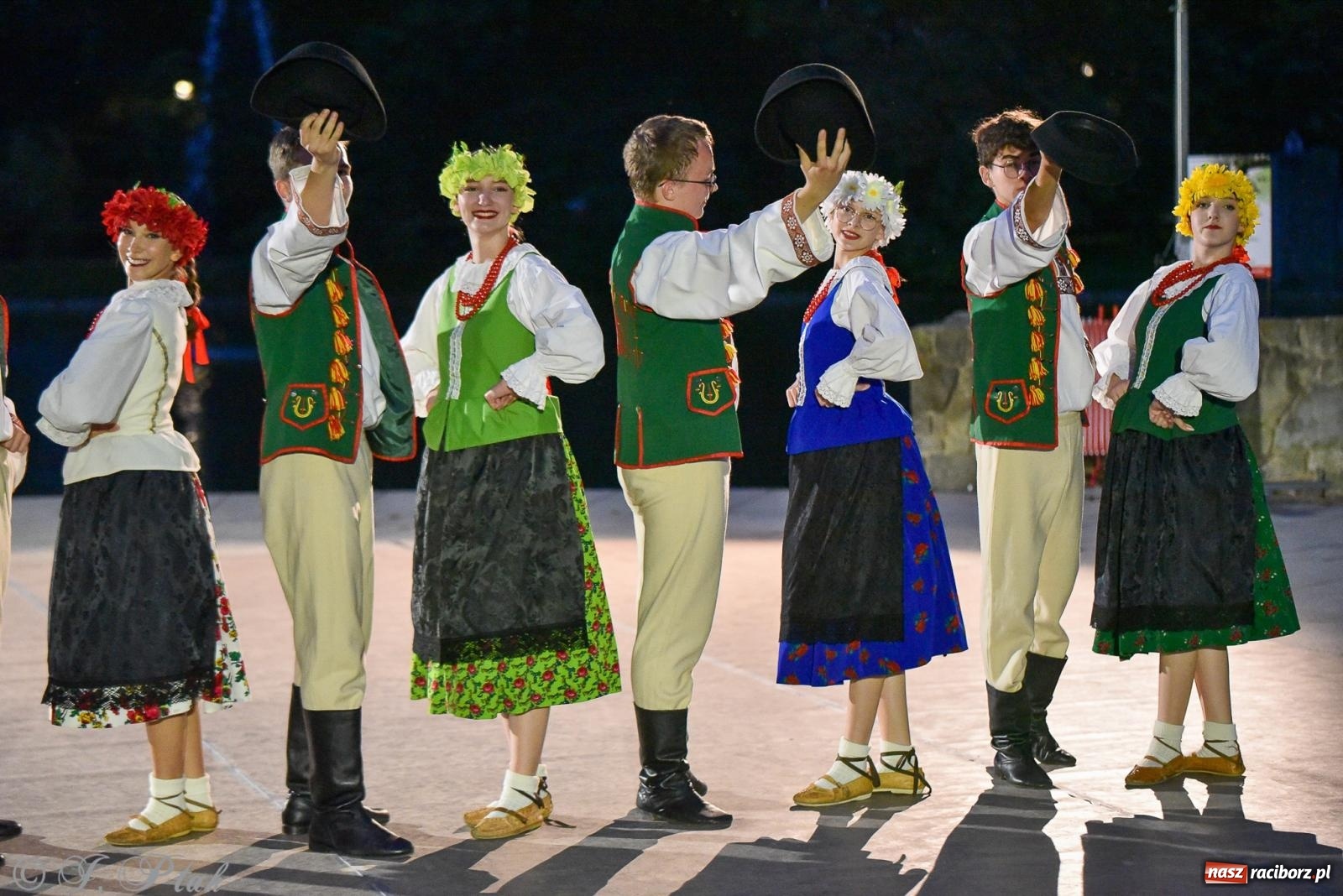 Zdjęcie w galerii na portalu naszraciborz.pl: W poszukiwaniu kwiatu paproci. Noc Świętojańska w parku im. Miasta Roth [FOTO i WIDEO] wiadomości z regionu